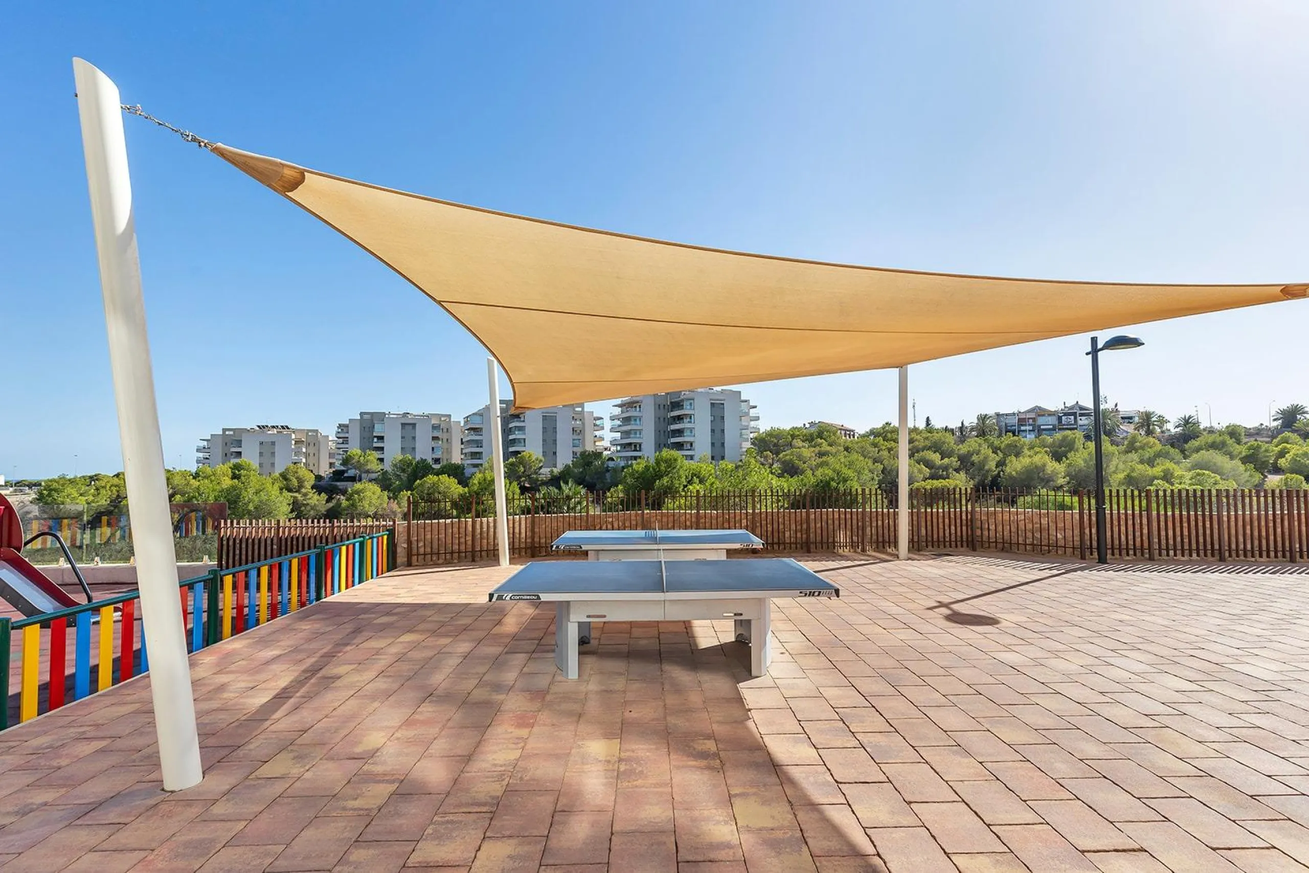APARTAMENTO EN RESIDENCIAL GREEN HILS DE 2 DORM. 2 BAÑOS. PARKING INCLUIDO. PISCINA. GYM. SUPERFICIE 93 M2.
