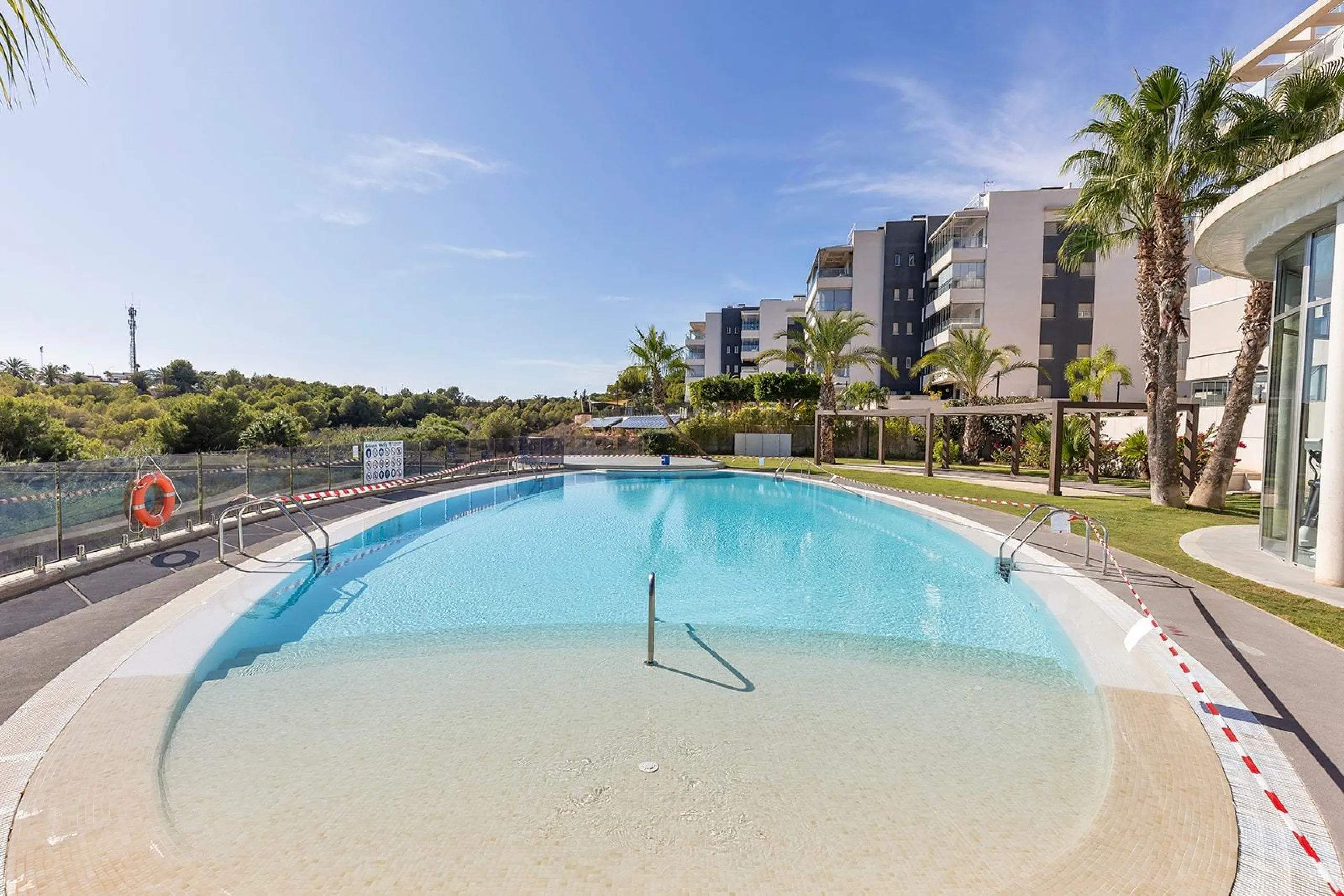 APARTAMENTO EN RESIDENCIAL GREEN HILS DE 2 DORM. 2 BAÑOS. PARKING INCLUIDO. PISCINA. GYM. SUPERFICIE 93 M2.