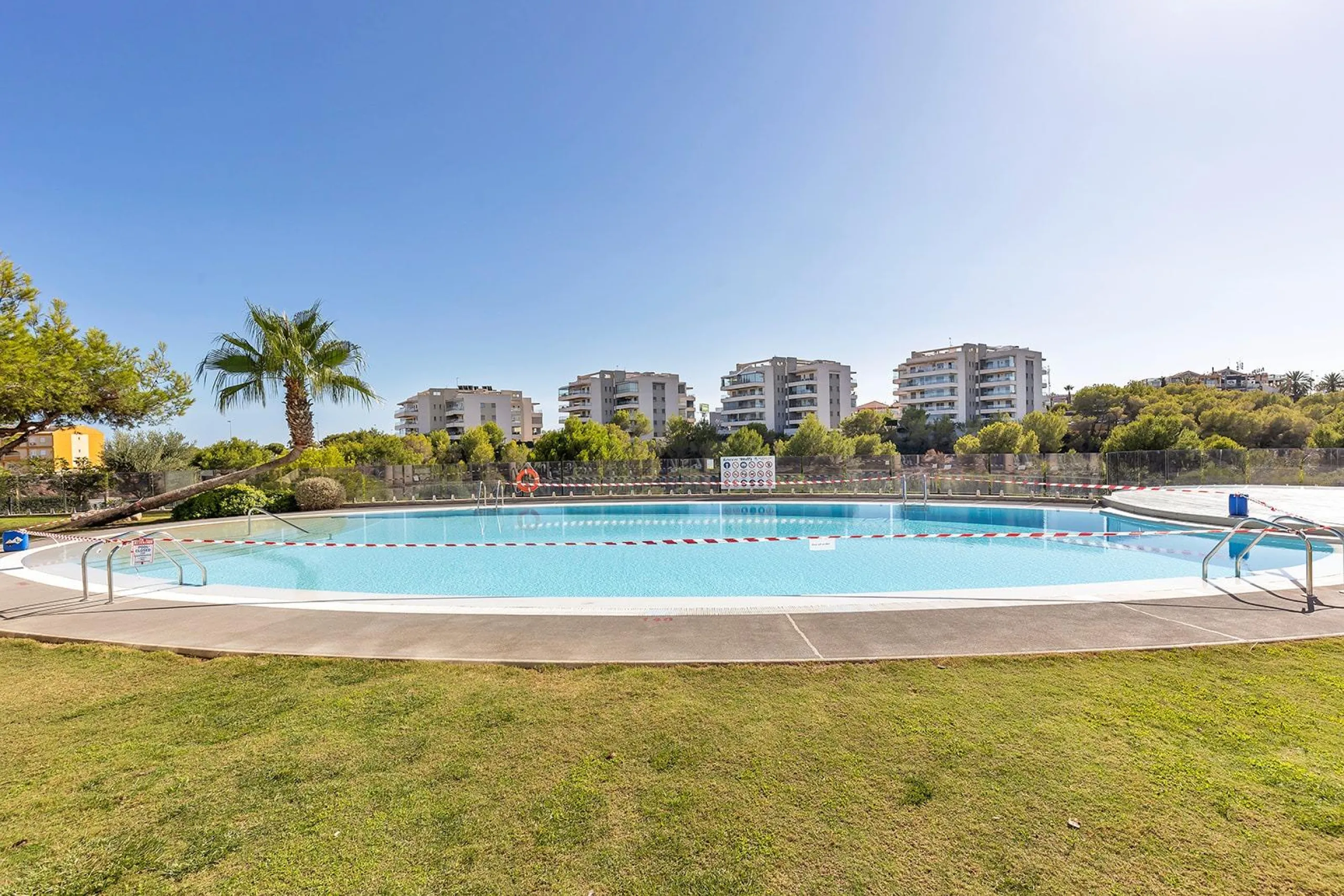 APARTAMENTO EN RESIDENCIAL GREEN HILS DE 2 DORM. 2 BAÑOS. PARKING INCLUIDO. PISCINA. GYM. SUPERFICIE 93 M2.