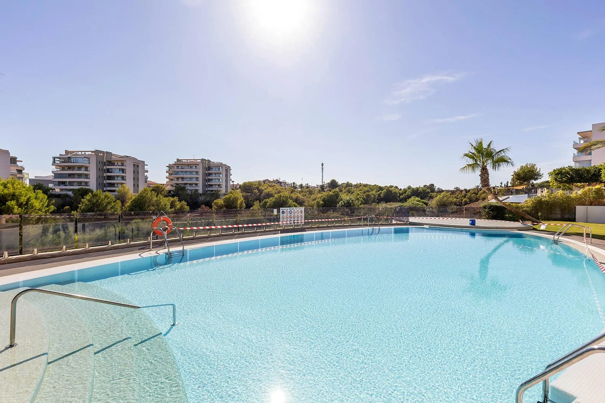APARTAMENTO EN RESIDENCIAL GREEN HILS DE 2 DORM. 2 BAÑOS. PARKING INCLUIDO. PISCINA. GYM. SUPERFICIE 93 M2.