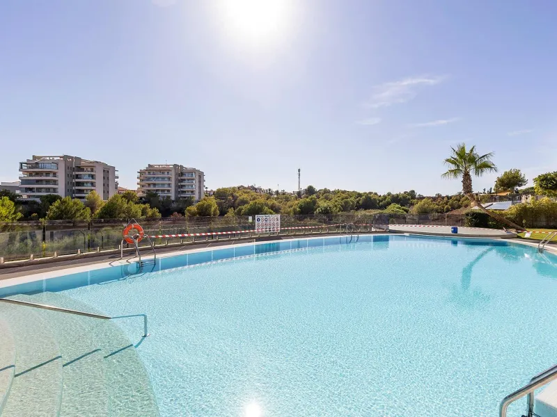 APARTAMENTO EN RESIDENCIAL GREEN HILS DE 2 DORM. 2 BAÑOS. PARKING INCLUIDO. PISCINA. GYM. SUPERFICIE 93 M2.