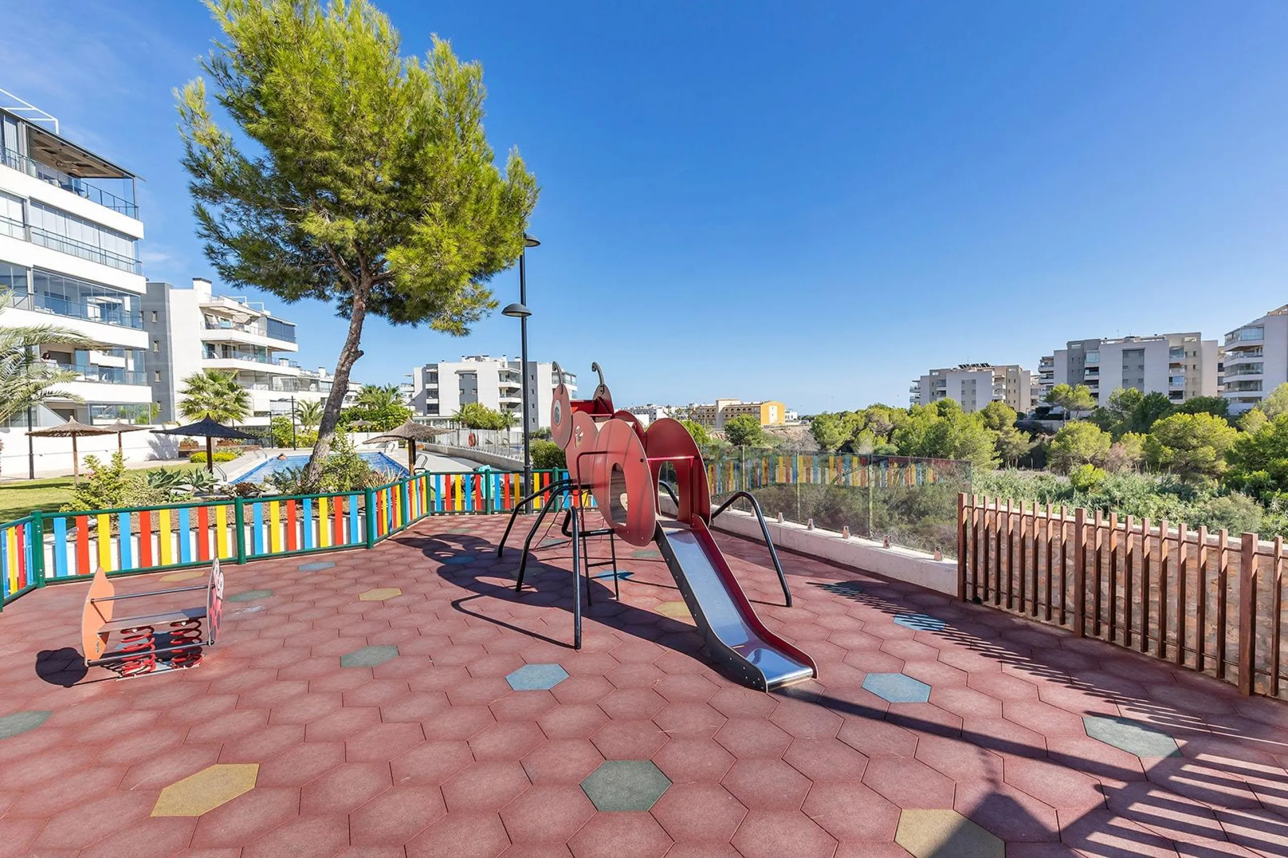 APARTAMENTO EN RESIDENCIAL GREEN HILS DE 2 DORM. 2 BAÑOS. PARKING INCLUIDO. PISCINA. GYM. SUPERFICIE 93 M2.