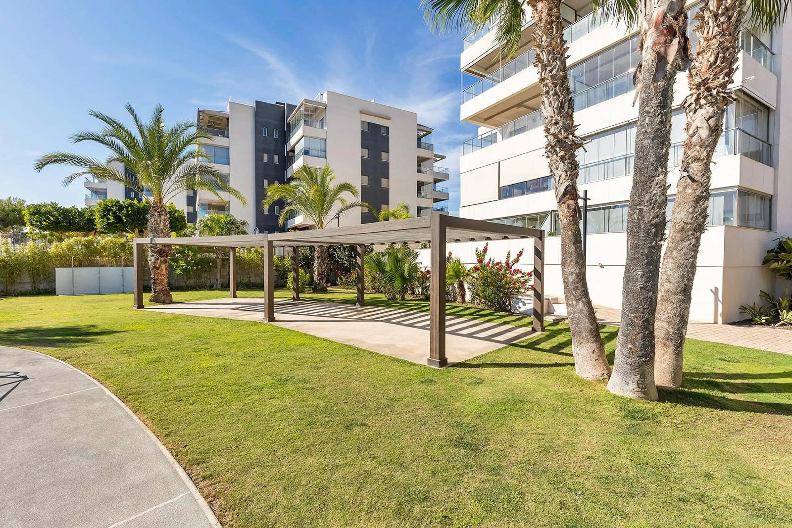 APARTAMENTO EN RESIDENCIAL GREEN HILS DE 2 DORM. 2 BAÑOS. PARKING INCLUIDO. PISCINA. GYM. SUPERFICIE 93 M2.