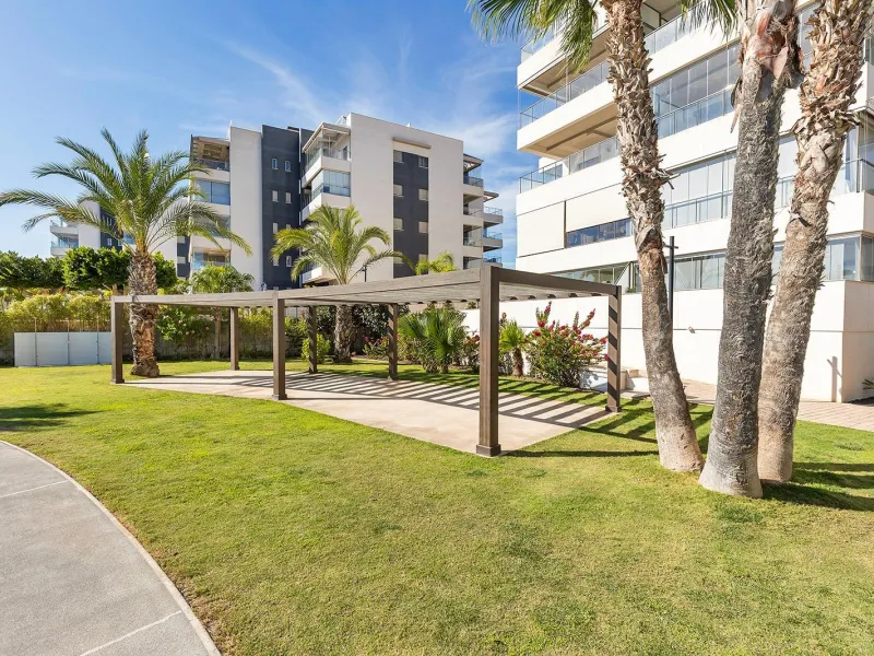 APARTAMENTO EN RESIDENCIAL GREEN HILS DE 2 DORM. 2 BAÑOS. PARKING INCLUIDO. PISCINA. GYM. SUPERFICIE 93 M2.