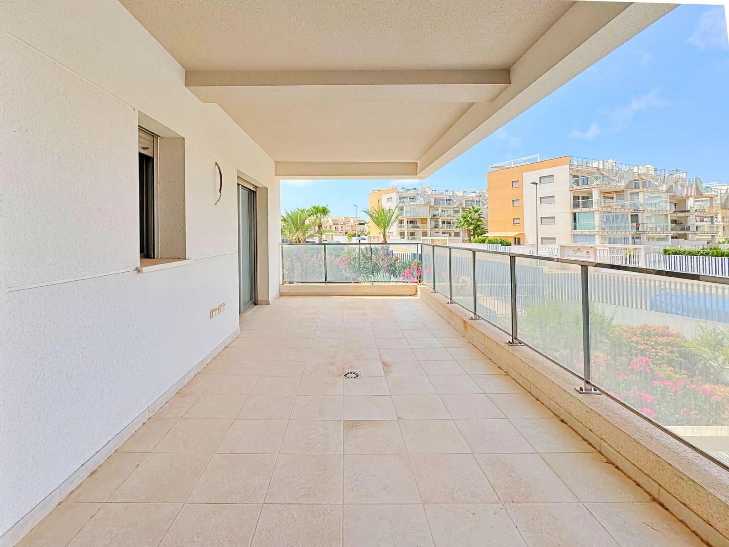 APARTAMENTO EN RESIDENCIAL GREEN HILS DE 2 DORM. 2 BAÑOS. PARKING INCLUIDO. PISCINA. GYM. SUPERFICIE 93 M2.