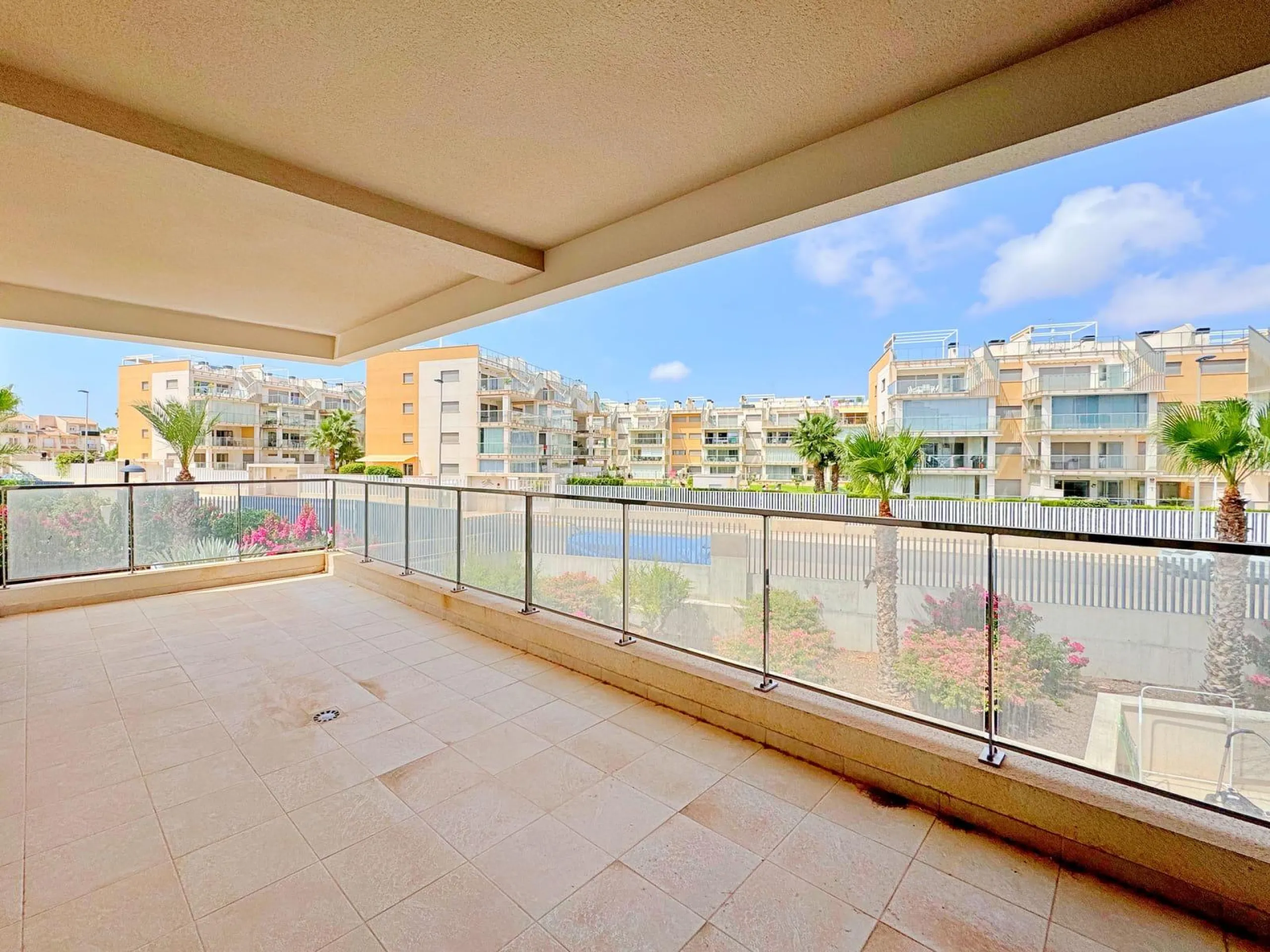APARTAMENTO EN RESIDENCIAL GREEN HILS DE 2 DORM. 2 BAÑOS. PARKING INCLUIDO. PISCINA. GYM. SUPERFICIE 93 M2.