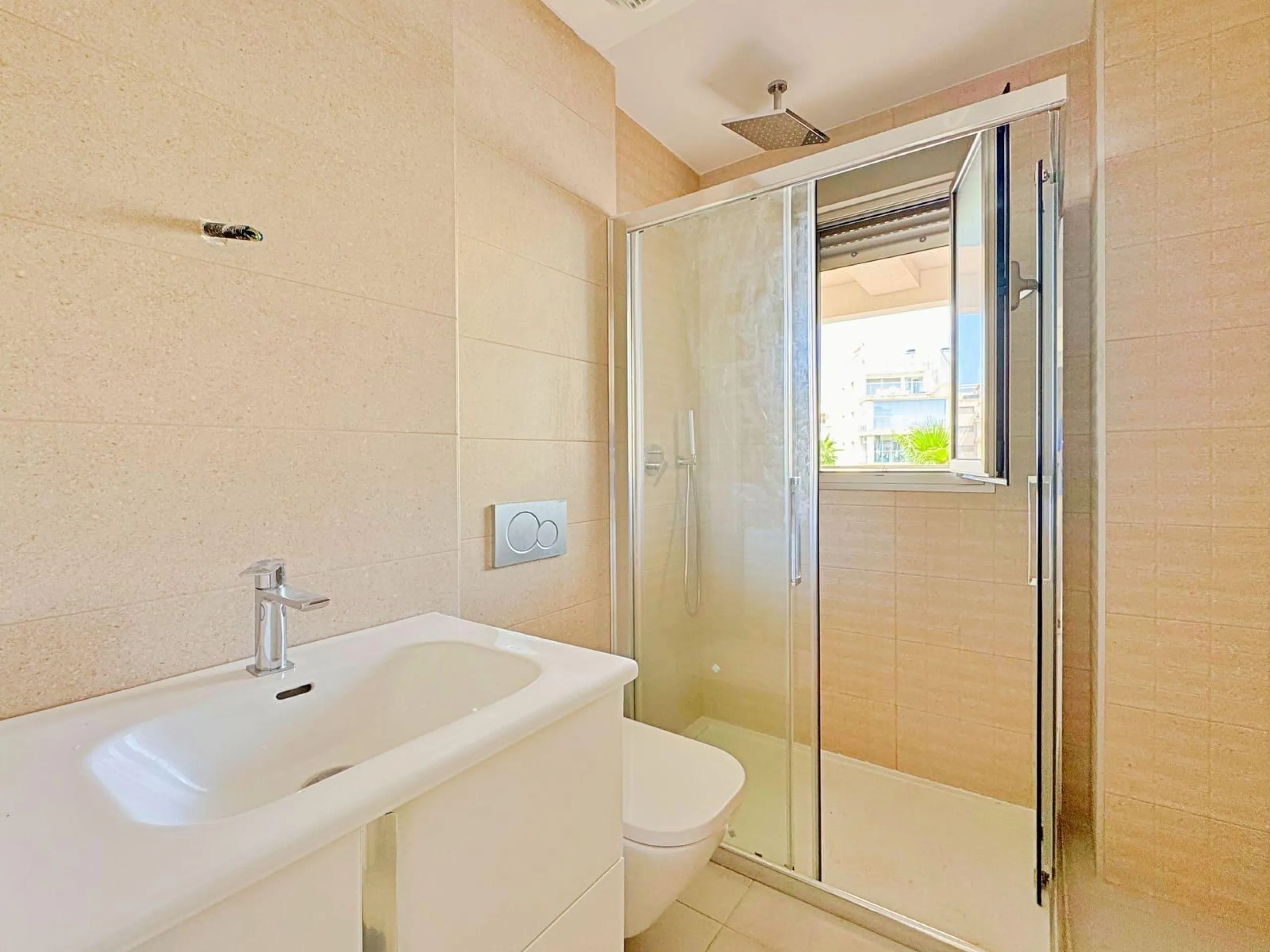 APARTAMENTO EN RESIDENCIAL GREEN HILS DE 2 DORM. 2 BAÑOS. PARKING INCLUIDO. PISCINA. GYM. SUPERFICIE 93 M2.