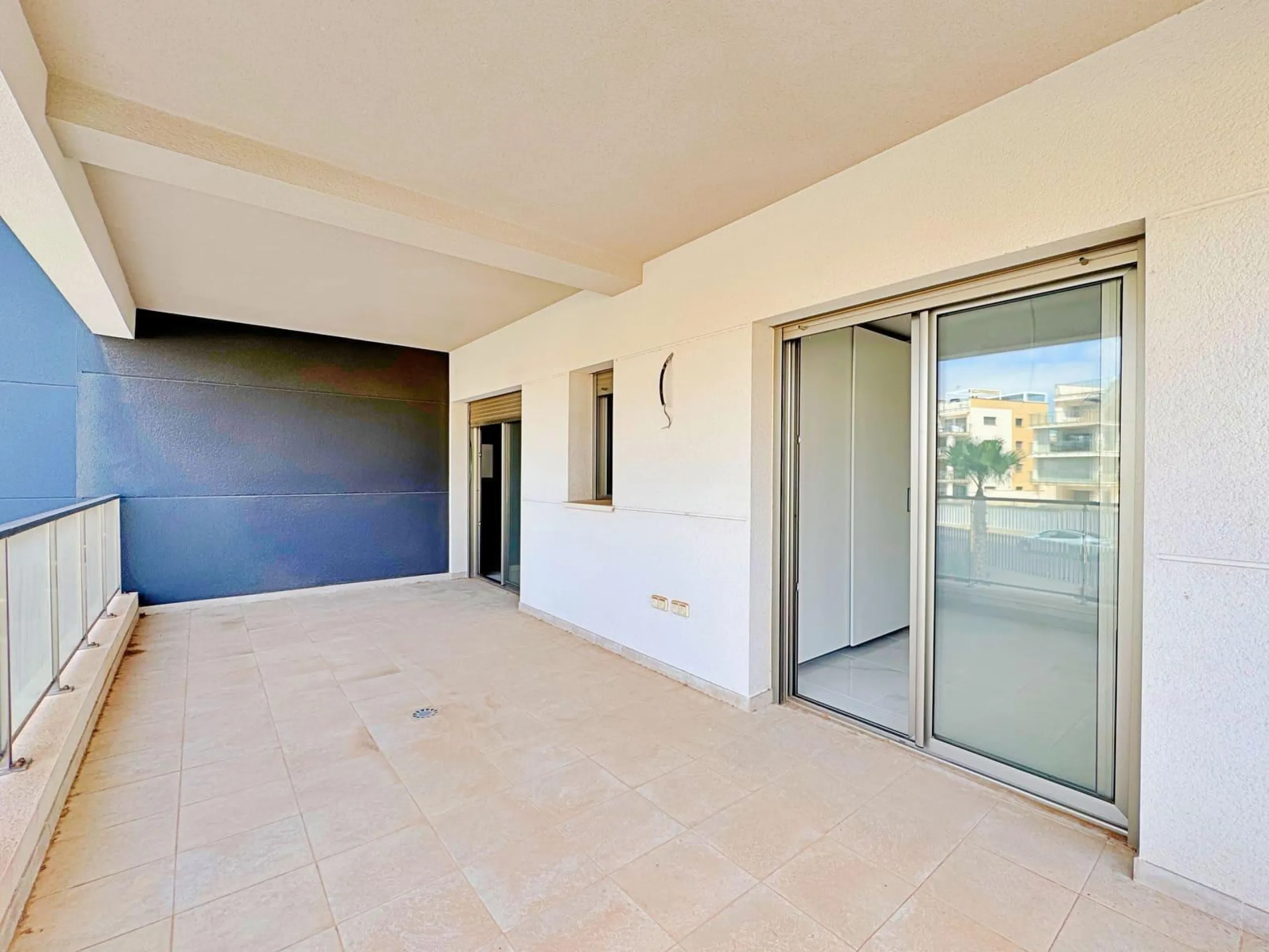 APARTAMENTO EN RESIDENCIAL GREEN HILS DE 2 DORM. 2 BAÑOS. PARKING INCLUIDO. PISCINA. GYM. SUPERFICIE 93 M2.