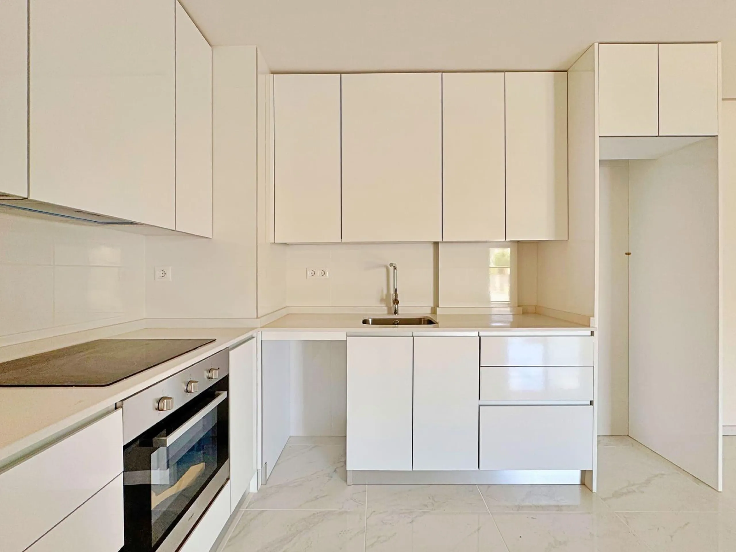 APARTAMENTO EN RESIDENCIAL GREEN HILS DE 2 DORM. 2 BAÑOS. PARKING INCLUIDO. PISCINA. GYM. SUPERFICIE 93 M2.