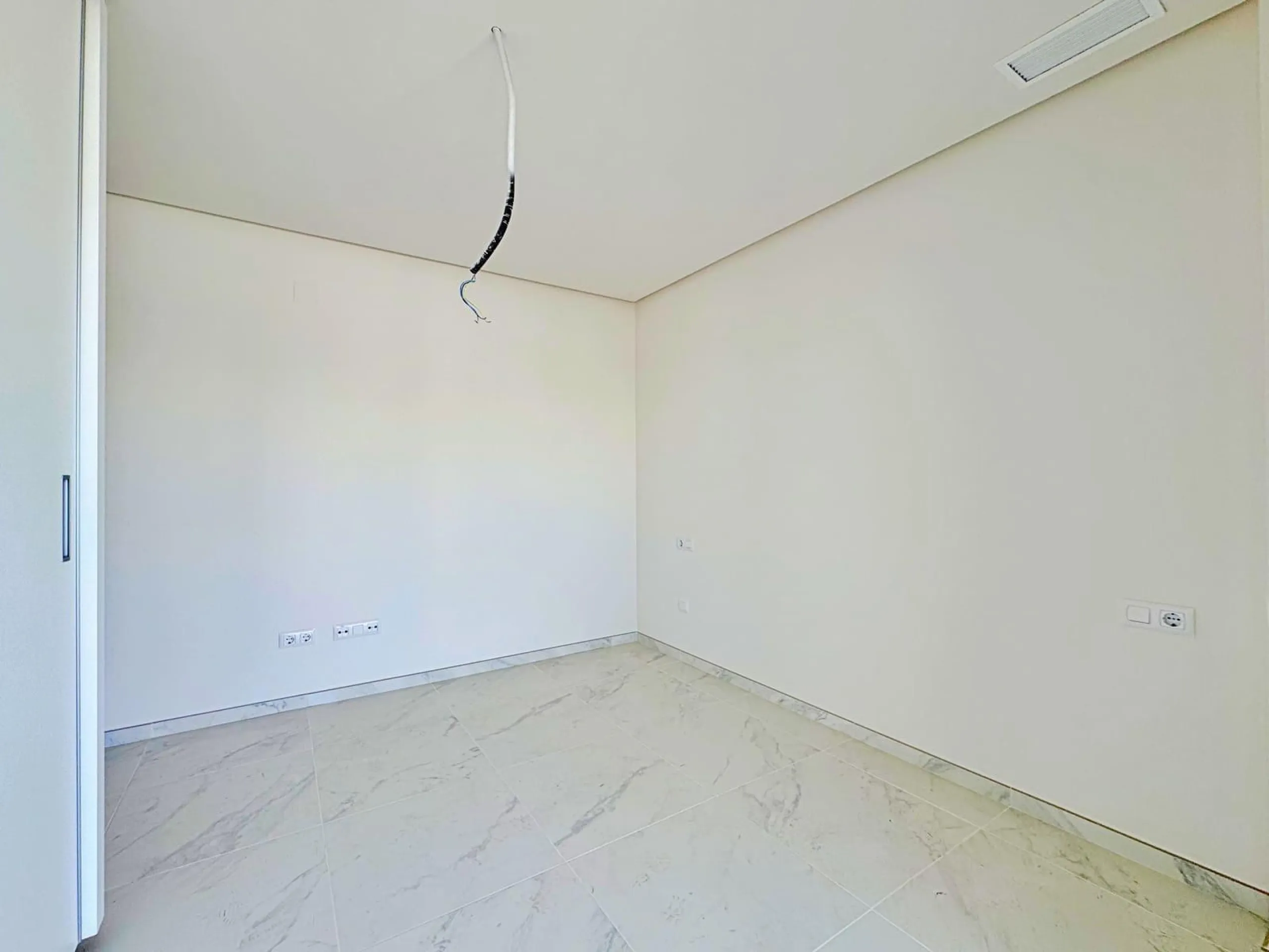 APARTAMENTO EN RESIDENCIAL GREEN HILS DE 2 DORM. 2 BAÑOS. PARKING INCLUIDO. PISCINA. GYM. SUPERFICIE 93 M2.