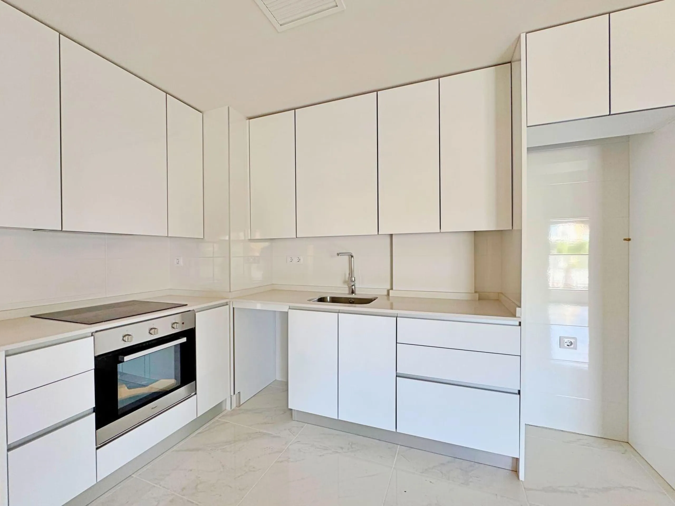 APARTAMENTO EN RESIDENCIAL GREEN HILS DE 2 DORM. 2 BAÑOS. PARKING INCLUIDO. PISCINA. GYM. SUPERFICIE 93 M2.