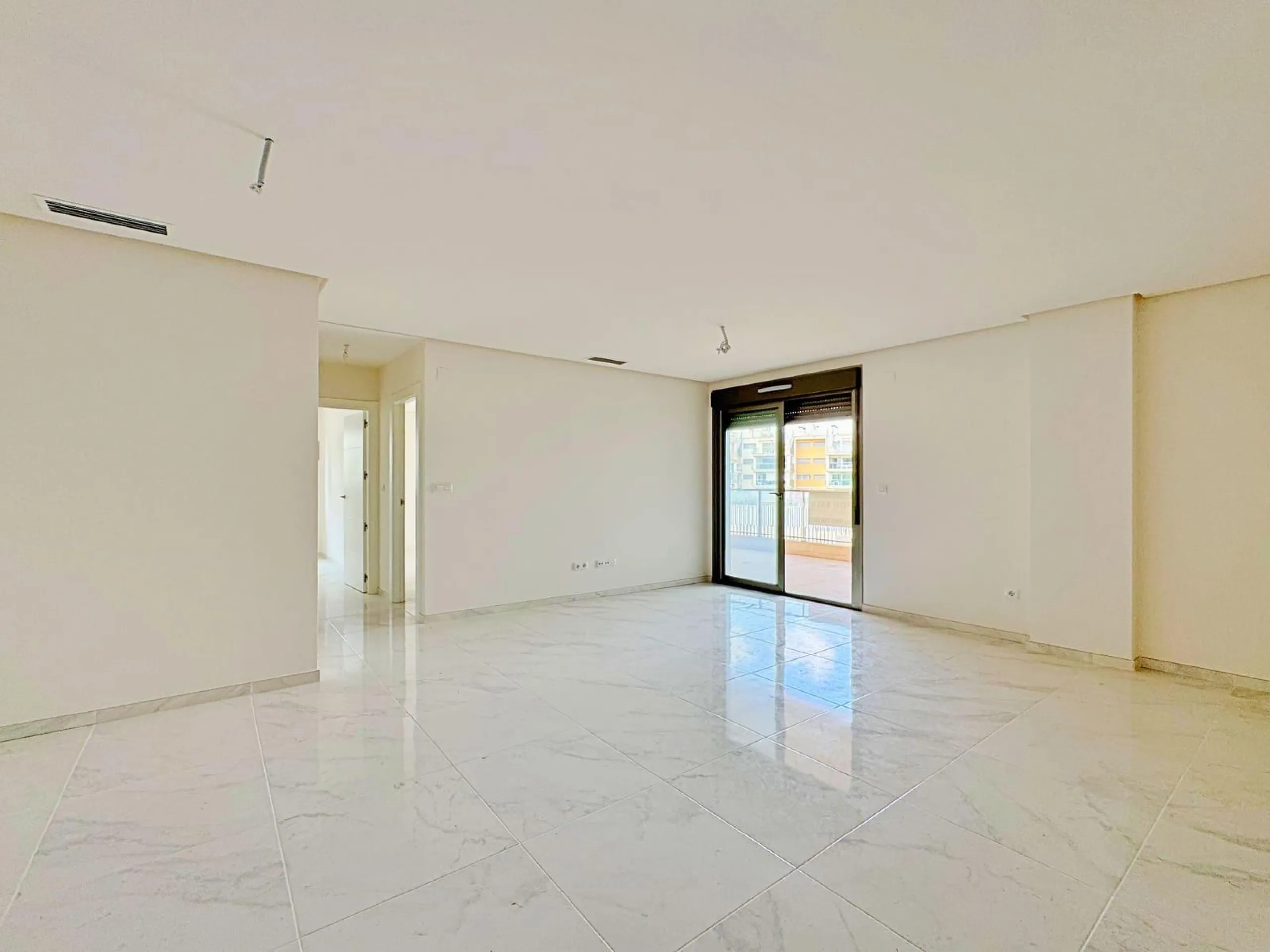 APARTAMENTO EN RESIDENCIAL GREEN HILS DE 2 DORM. 2 BAÑOS. PARKING INCLUIDO. PISCINA. GYM. SUPERFICIE 93 M2.