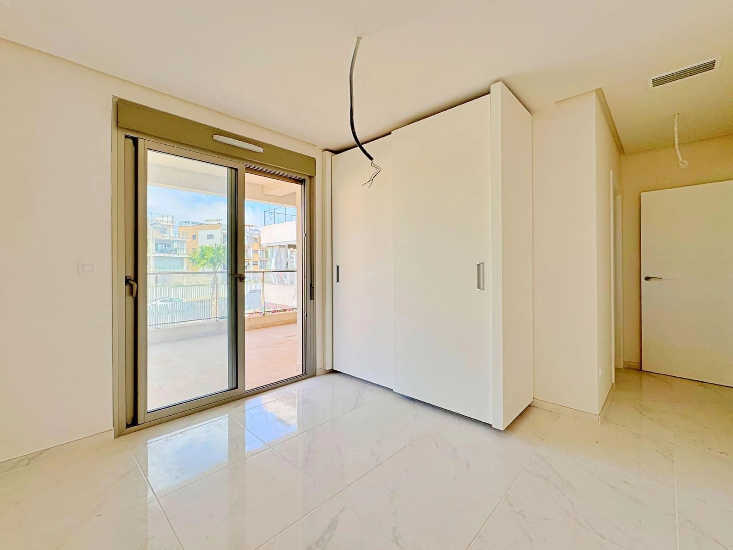 APARTAMENTO EN RESIDENCIAL GREEN HILS DE 2 DORM. 2 BAÑOS. PARKING INCLUIDO. PISCINA. GYM. SUPERFICIE 93 M2.
