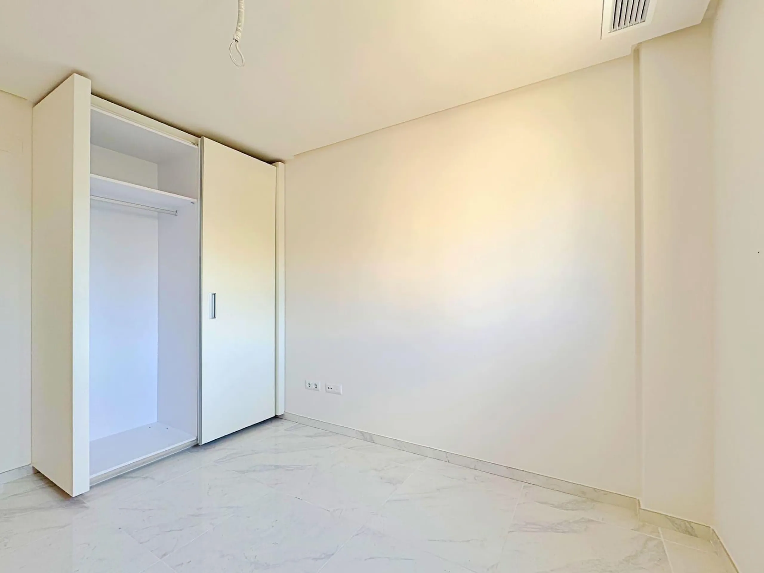 APARTAMENTO EN RESIDENCIAL GREEN HILS DE 2 DORM. 2 BAÑOS. PARKING INCLUIDO. PISCINA. GYM. SUPERFICIE 93 M2.