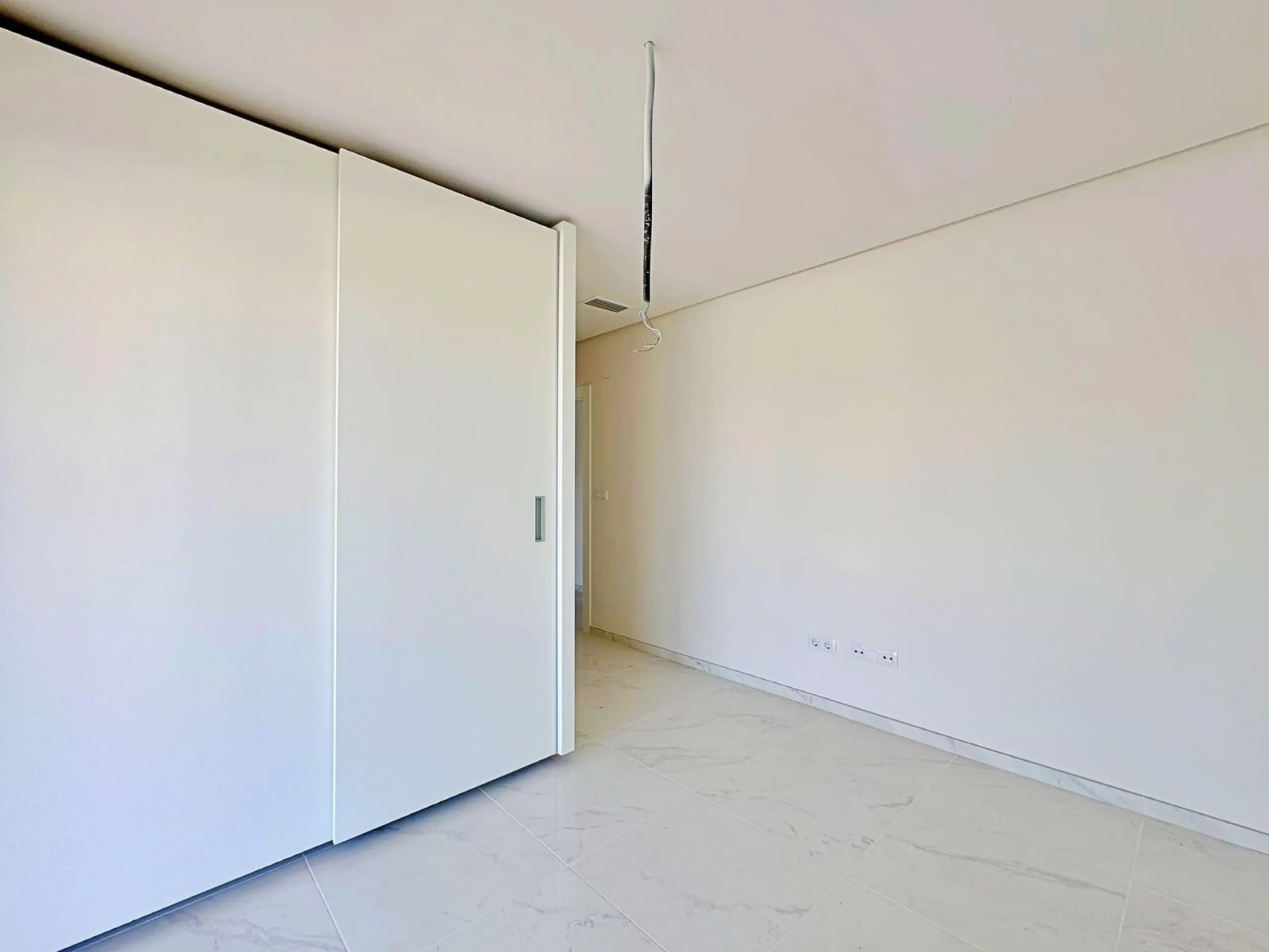 APARTAMENTO EN RESIDENCIAL GREEN HILS DE 2 DORM. 2 BAÑOS. PARKING INCLUIDO. PISCINA. GYM. SUPERFICIE 93 M2.