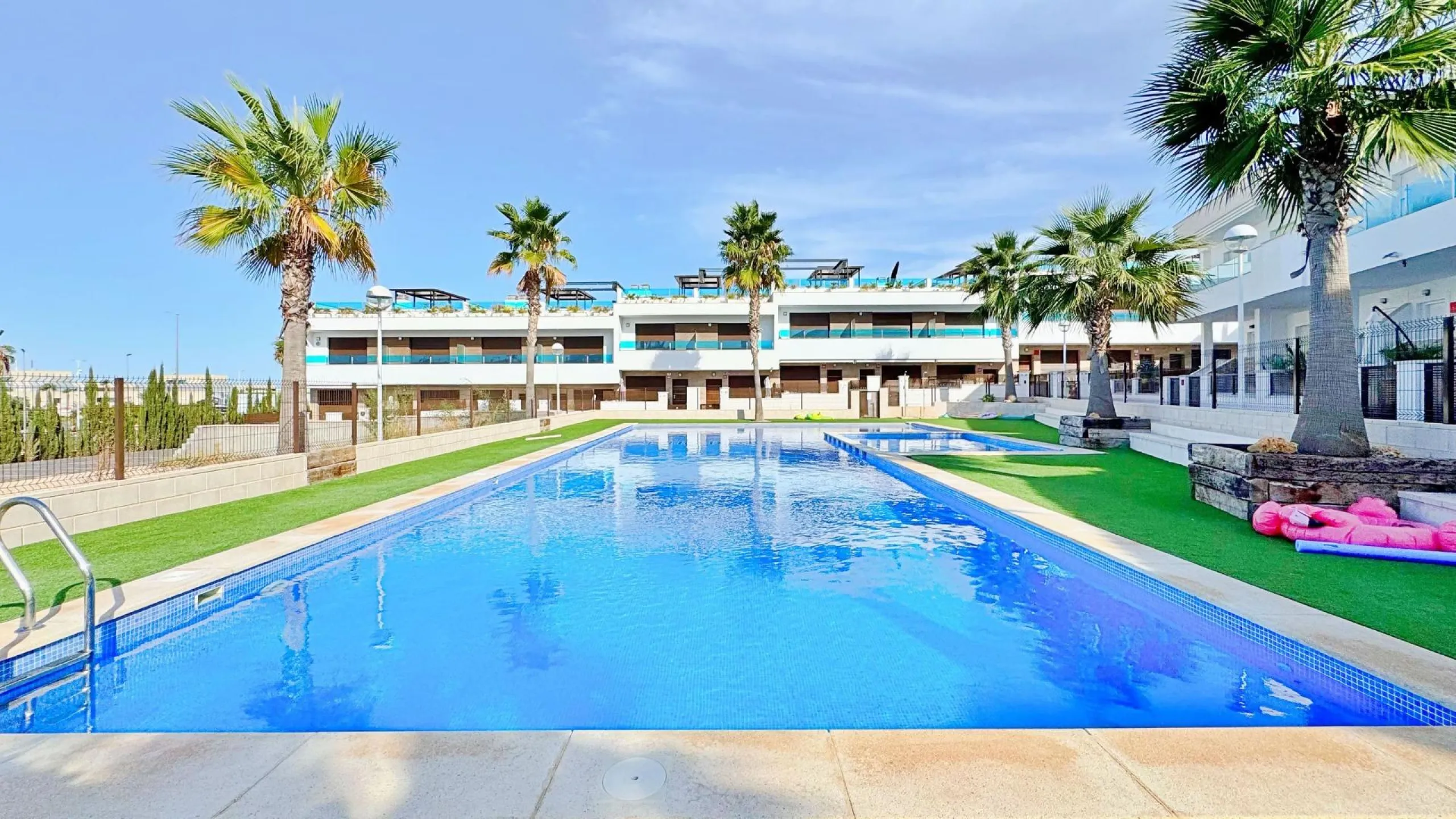 BUNGALOW EN LOS BALCONES CON ENORME SOLARIUM. 3 DORM. 3 BAÑOS. 113 M2 SUPERFICIE. PISCINA COMUNITARIA.