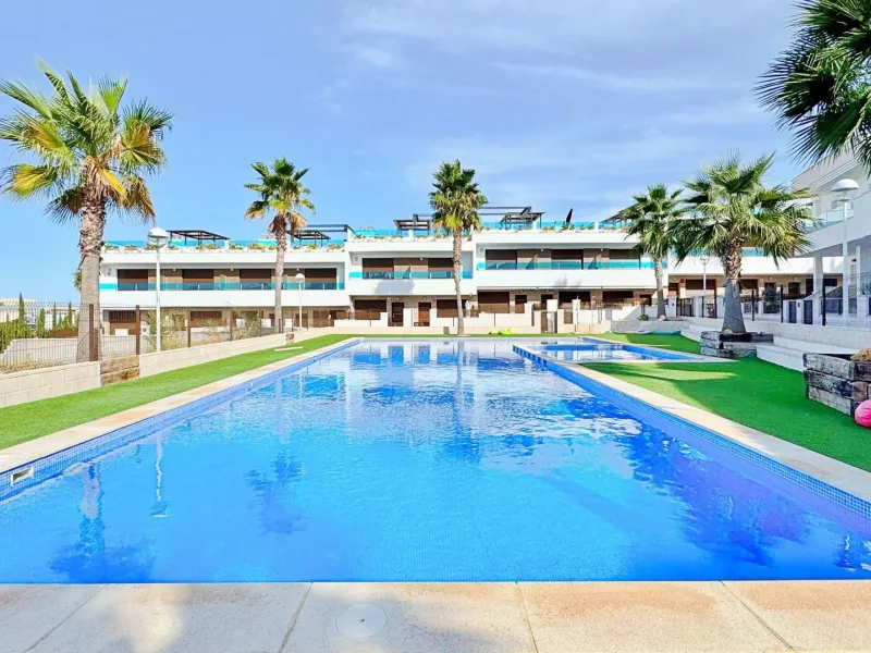 BUNGALOW EN LOS BALCONES CON ENORME SOLARIUM. 3 DORM. 3 BAÑOS. 113 M2 SUPERFICIE. PISCINA COMUNITARIA.