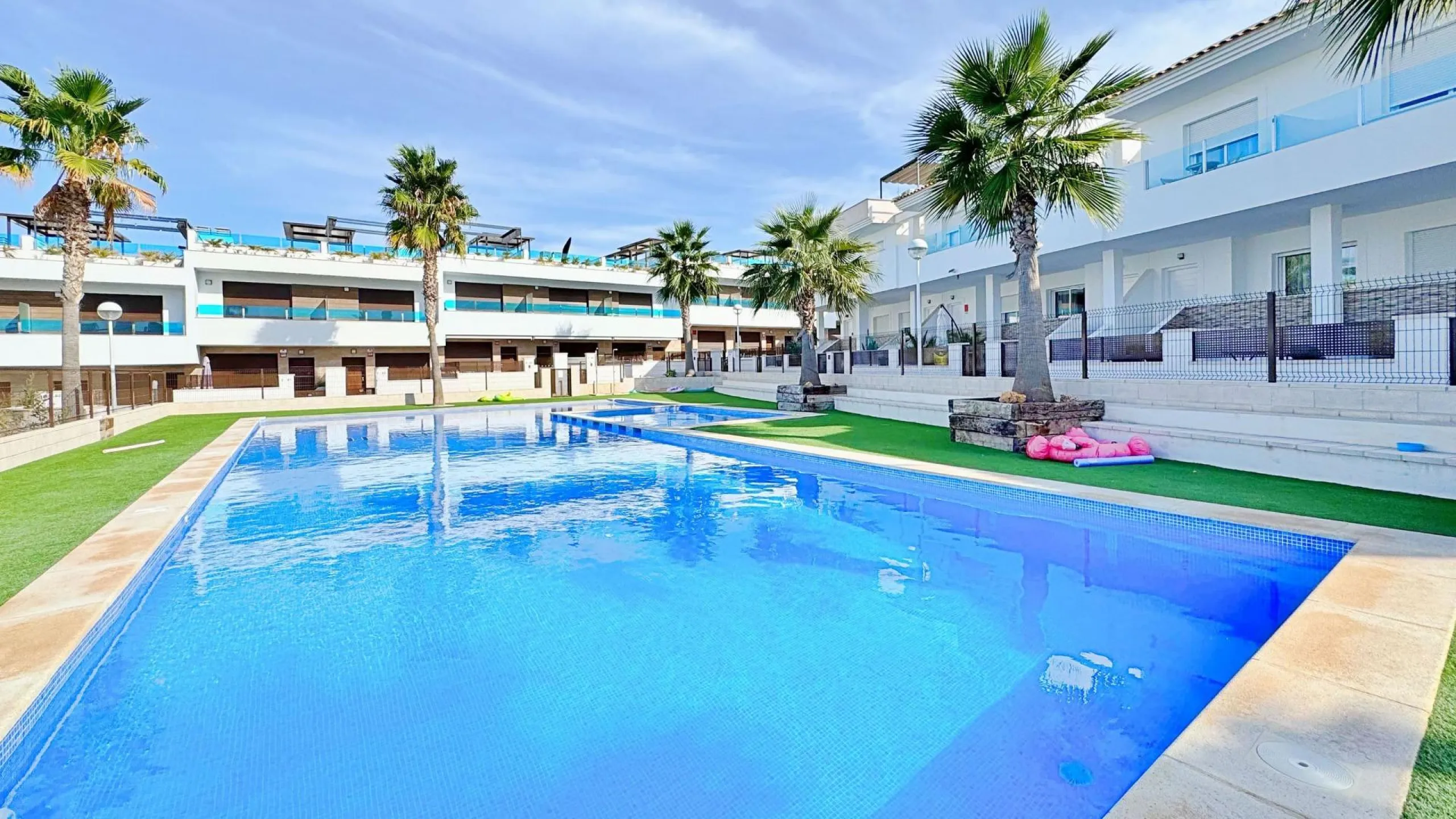 BUNGALOW EN LOS BALCONES CON ENORME SOLARIUM. 3 DORM. 3 BAÑOS. 113 M2 SUPERFICIE. PISCINA COMUNITARIA.