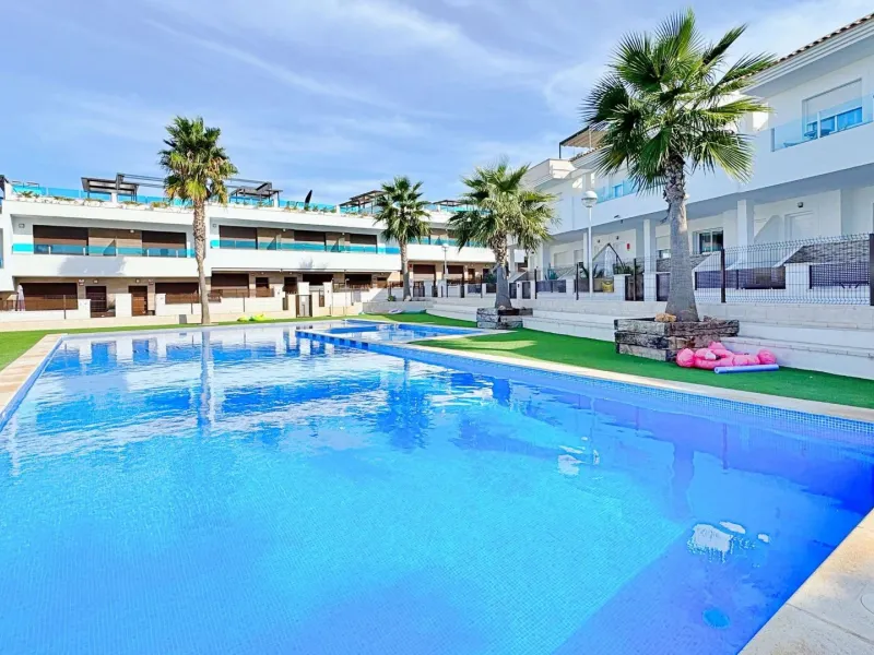 BUNGALOW EN LOS BALCONES CON ENORME SOLARIUM. 3 DORM. 3 BAÑOS. 113 M2 SUPERFICIE. PISCINA COMUNITARIA.
