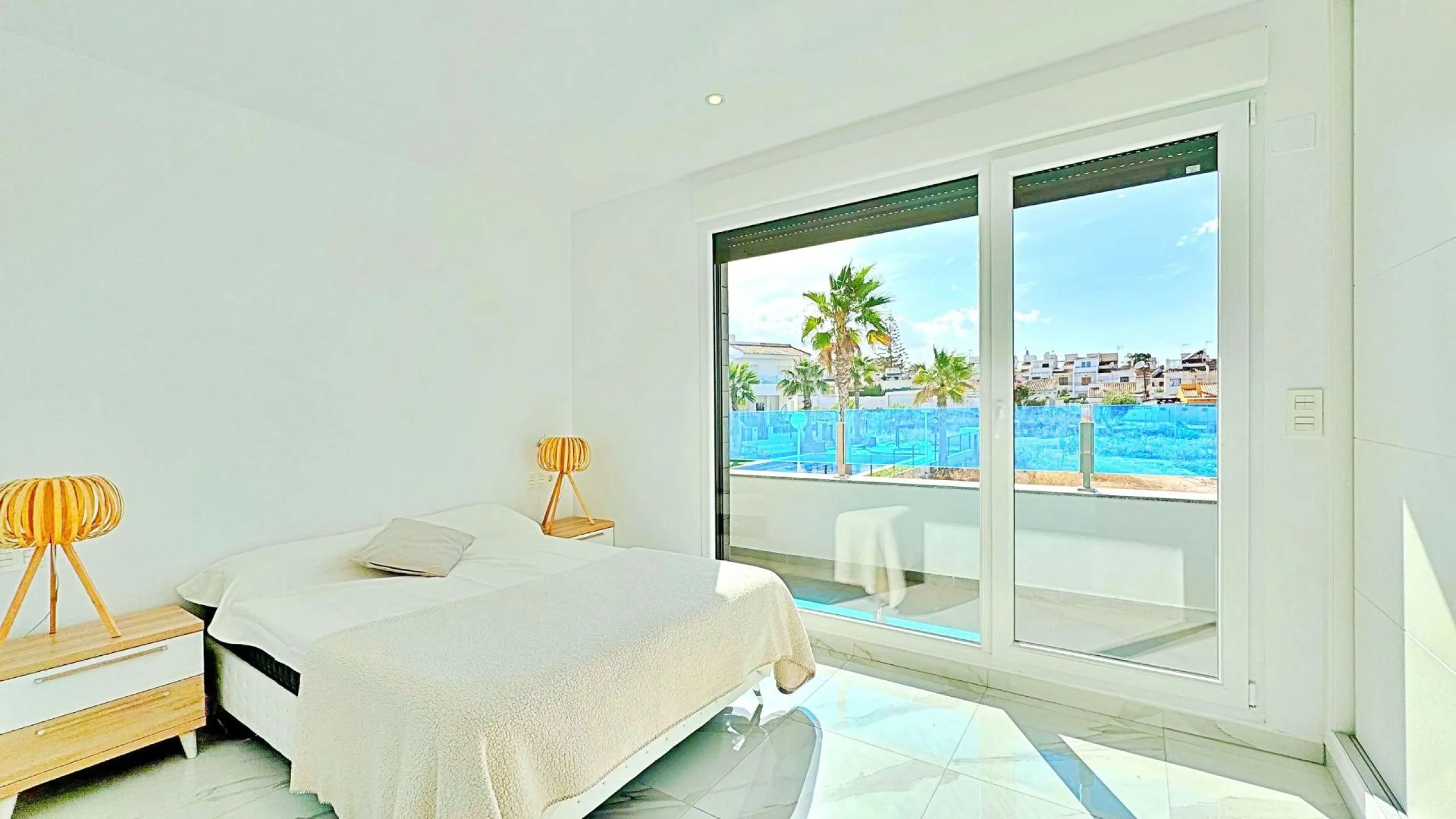 BUNGALOW EN LOS BALCONES CON ENORME SOLARIUM. 3 DORM. 3 BAÑOS. 113 M2 SUPERFICIE. PISCINA COMUNITARIA.