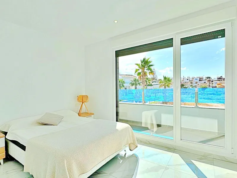 BUNGALOW EN LOS BALCONES CON ENORME SOLARIUM. 3 DORM. 3 BAÑOS. 113 M2 SUPERFICIE. PISCINA COMUNITARIA.