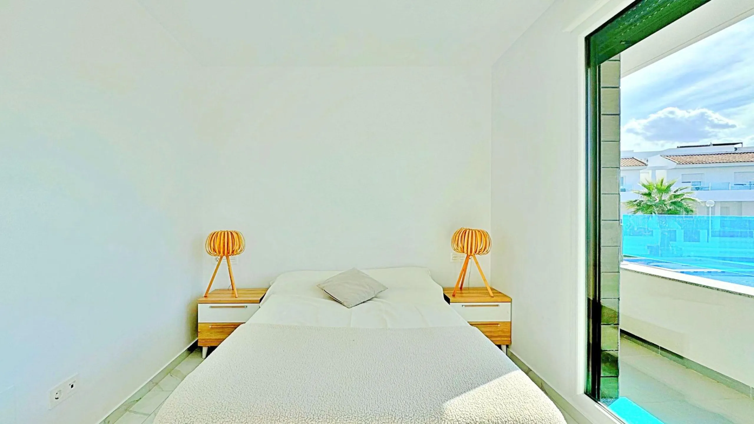 BUNGALOW EN LOS BALCONES CON ENORME SOLARIUM. 3 DORM. 3 BAÑOS. 113 M2 SUPERFICIE. PISCINA COMUNITARIA.