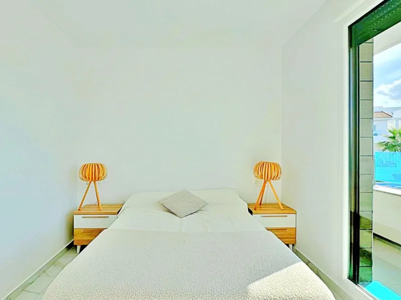 BUNGALOW EN LOS BALCONES CON ENORME SOLARIUM. 3 DORM. 3 BAÑOS. 113 M2 SUPERFICIE. PISCINA COMUNITARIA.