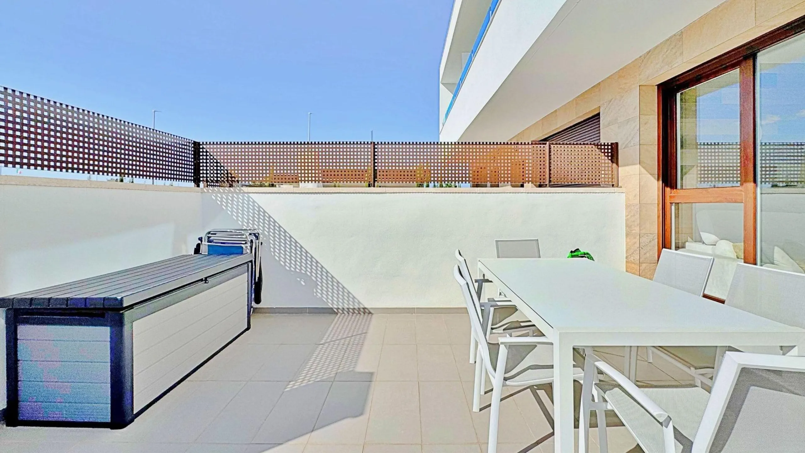 BUNGALOW EN LOS BALCONES CON ENORME SOLARIUM. 3 DORM. 3 BAÑOS. 113 M2 SUPERFICIE. PISCINA COMUNITARIA.