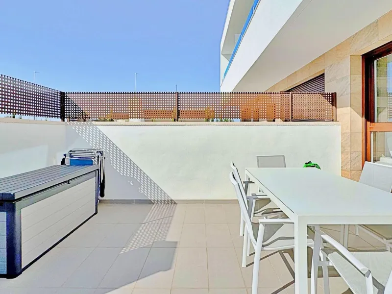 BUNGALOW EN LOS BALCONES CON ENORME SOLARIUM. 3 DORM. 3 BAÑOS. 113 M2 SUPERFICIE. PISCINA COMUNITARIA.
