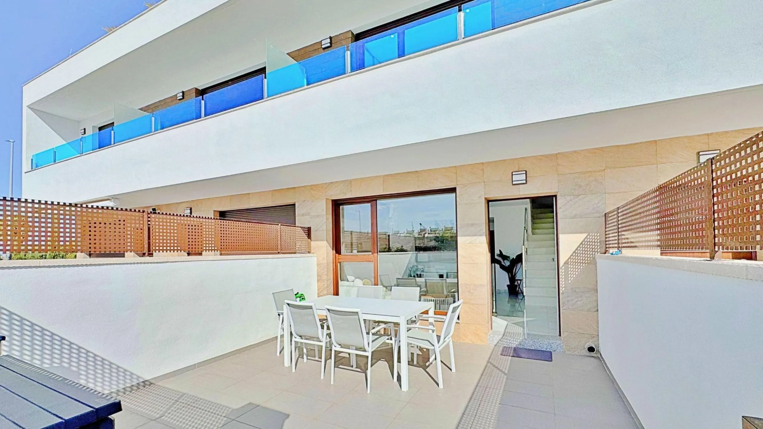 BUNGALOW EN LOS BALCONES CON ENORME SOLARIUM. 3 DORM. 3 BAÑOS. 113 M2 SUPERFICIE. PISCINA COMUNITARIA.