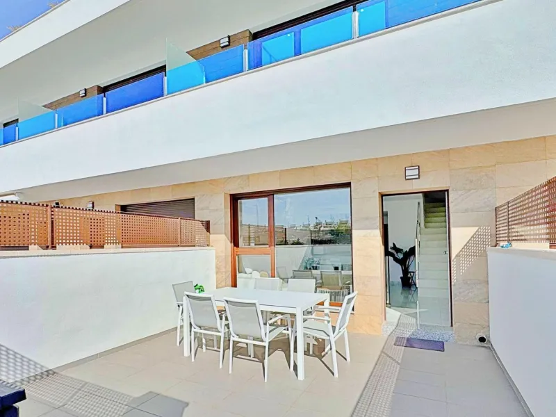 BUNGALOW EN LOS BALCONES CON ENORME SOLARIUM. 3 DORM. 3 BAÑOS. 113 M2 SUPERFICIE. PISCINA COMUNITARIA.