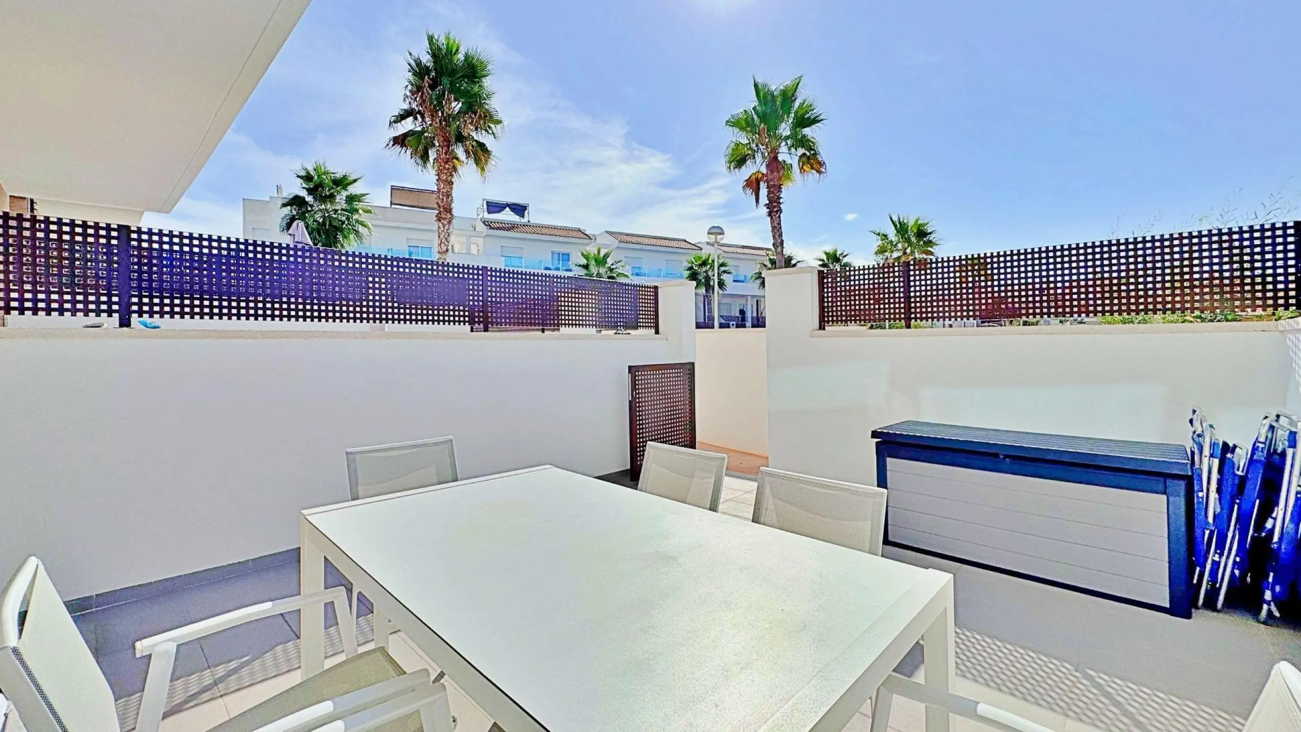 BUNGALOW EN LOS BALCONES CON ENORME SOLARIUM. 3 DORM. 3 BAÑOS. 113 M2 SUPERFICIE. PISCINA COMUNITARIA.