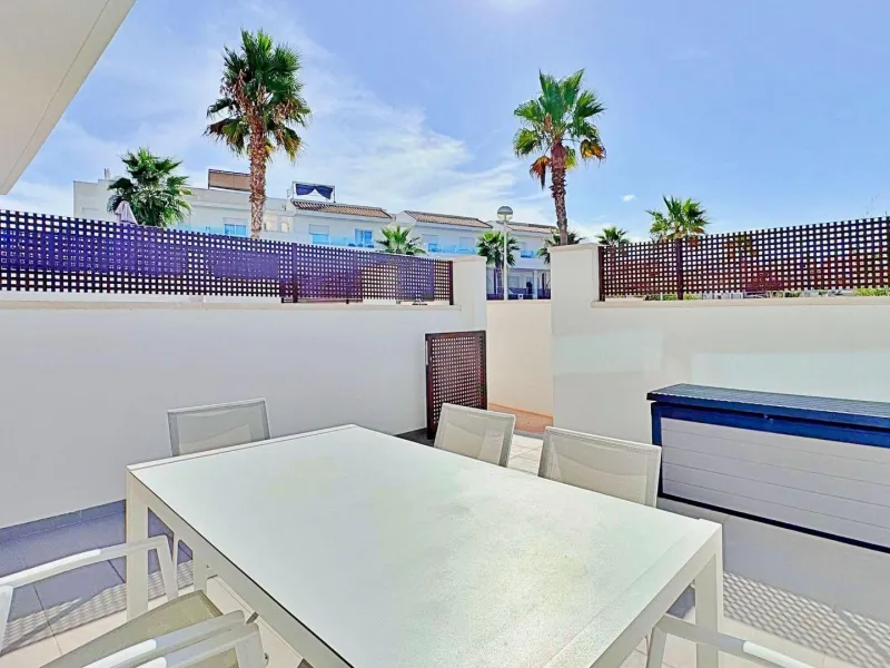 BUNGALOW EN LOS BALCONES CON ENORME SOLARIUM. 3 DORM. 3 BAÑOS. 113 M2 SUPERFICIE. PISCINA COMUNITARIA.
