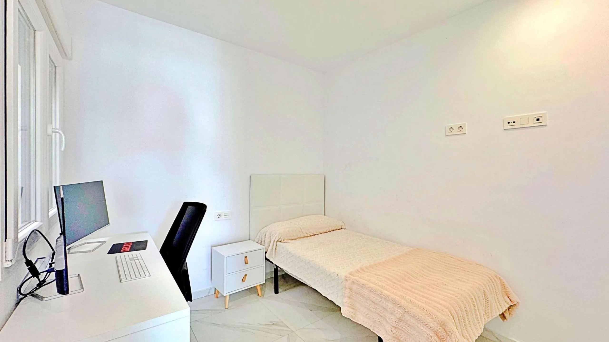BUNGALOW EN LOS BALCONES CON ENORME SOLARIUM. 3 DORM. 3 BAÑOS. 113 M2 SUPERFICIE. PISCINA COMUNITARIA.