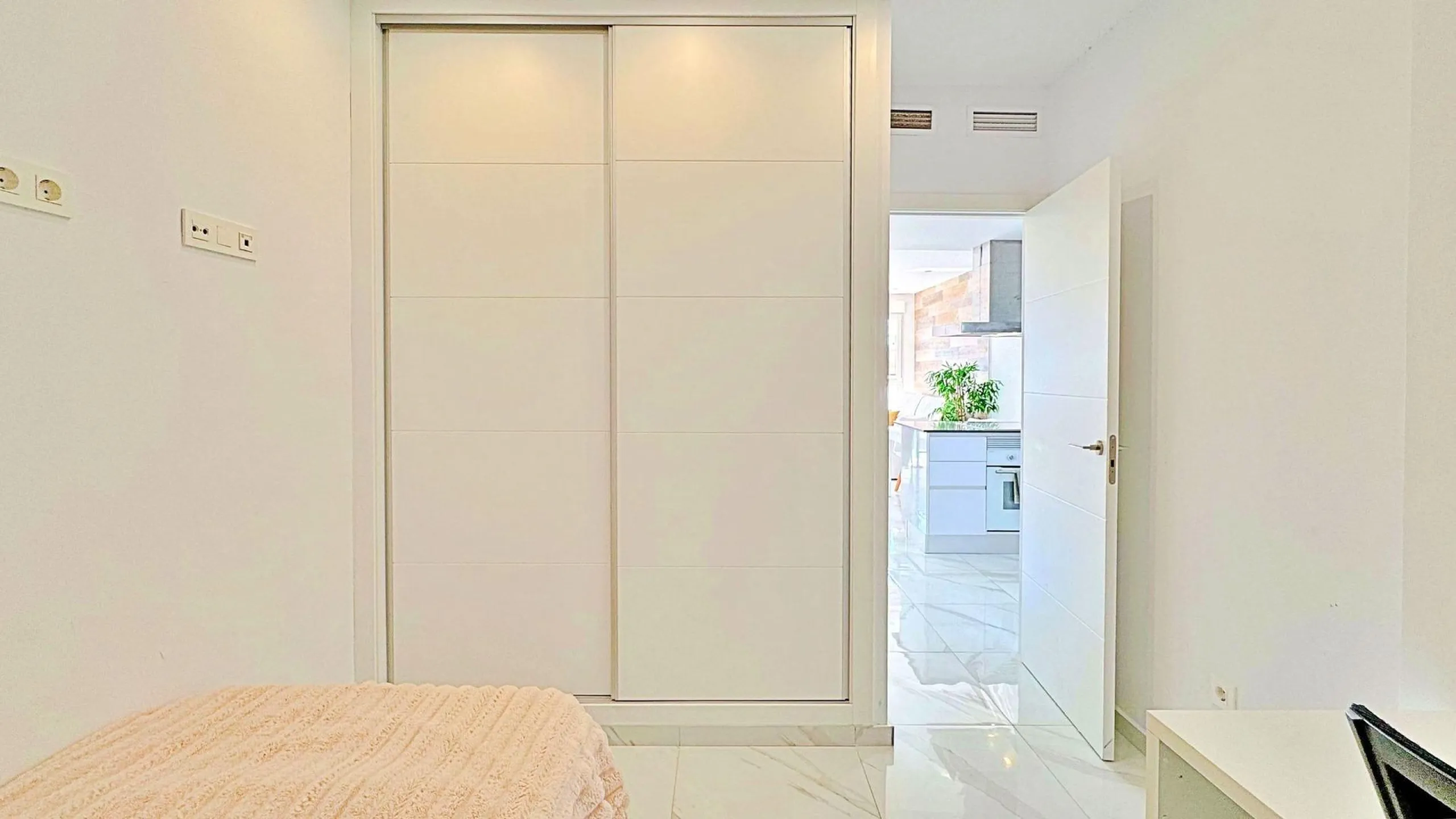 BUNGALOW EN LOS BALCONES CON ENORME SOLARIUM. 3 DORM. 3 BAÑOS. 113 M2 SUPERFICIE. PISCINA COMUNITARIA.