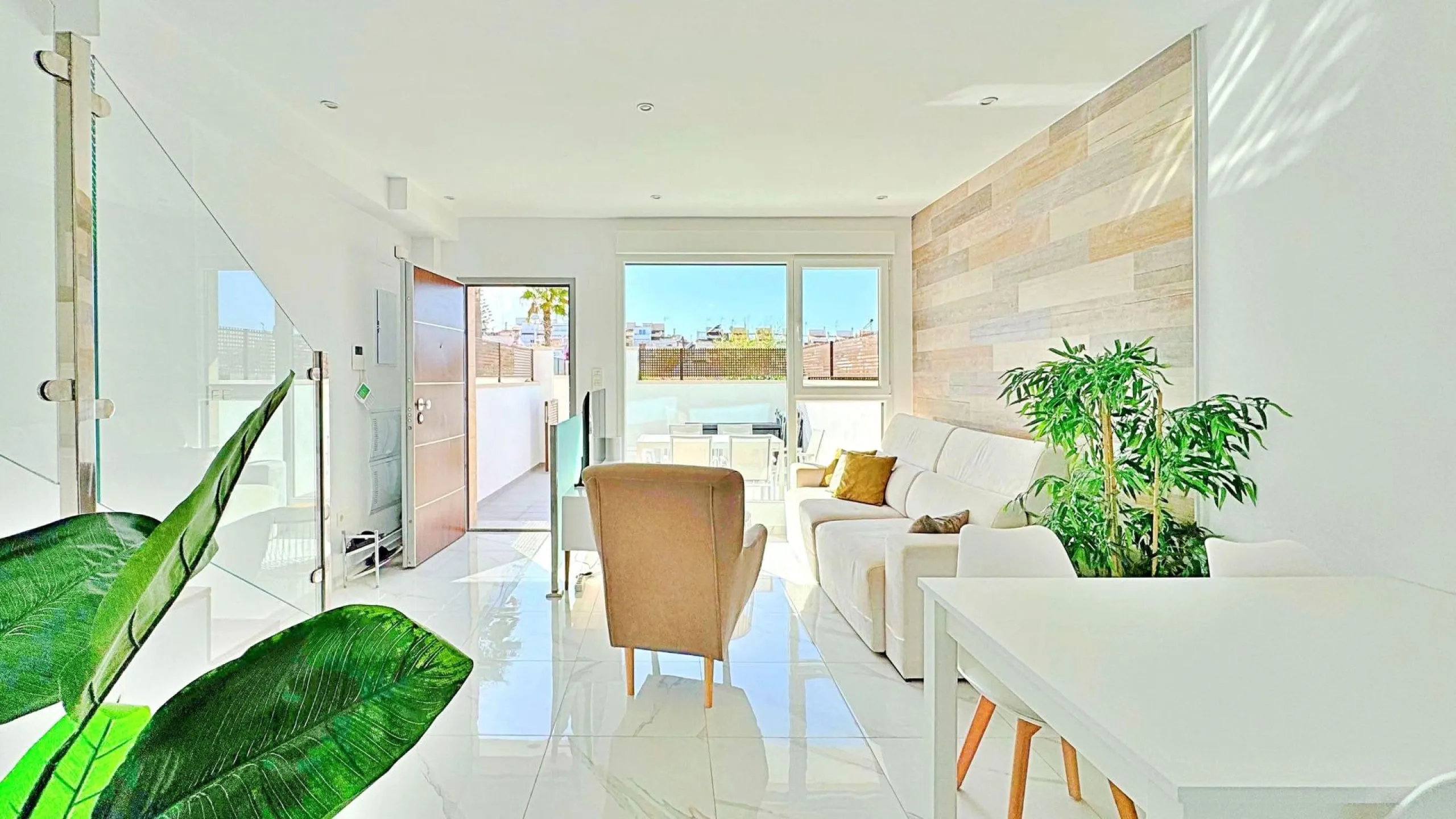 BUNGALOW EN LOS BALCONES CON ENORME SOLARIUM. 3 DORM. 3 BAÑOS. 113 M2 SUPERFICIE. PISCINA COMUNITARIA.