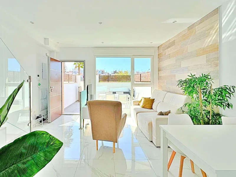 BUNGALOW EN LOS BALCONES CON ENORME SOLARIUM. 3 DORM. 3 BAÑOS. 113 M2 SUPERFICIE. PISCINA COMUNITARIA.