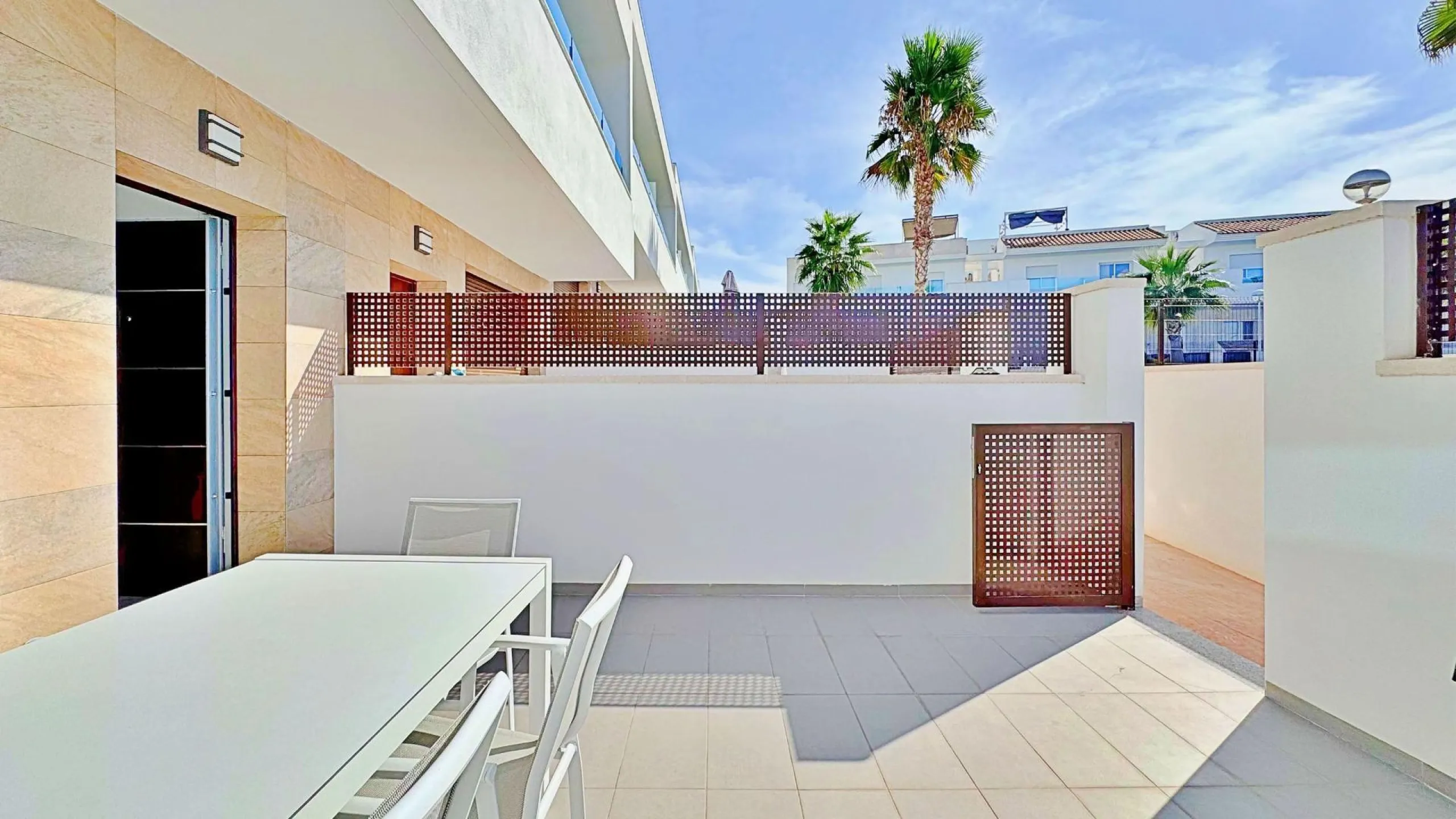 BUNGALOW EN LOS BALCONES CON ENORME SOLARIUM. 3 DORM. 3 BAÑOS. 113 M2 SUPERFICIE. PISCINA COMUNITARIA.
