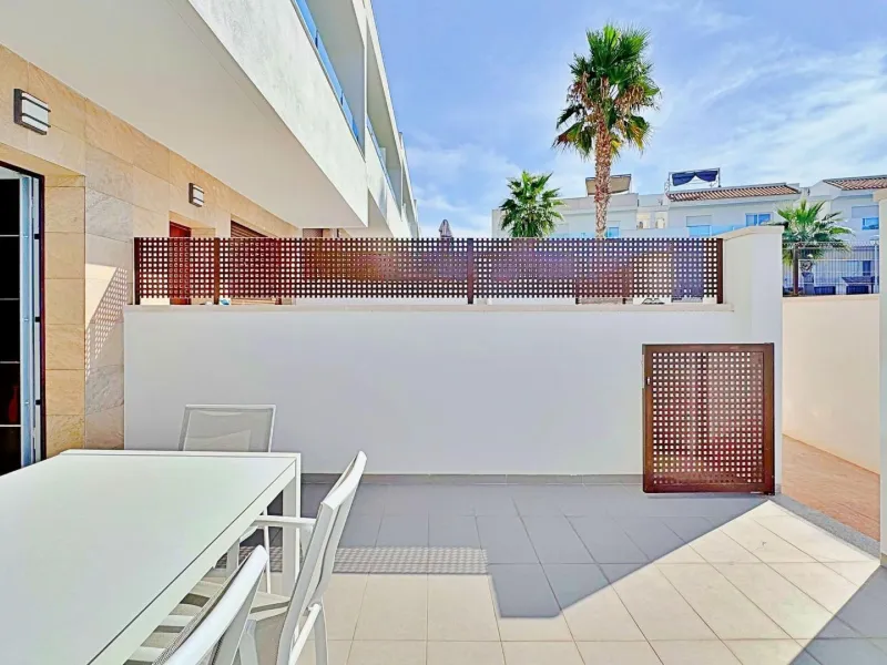 BUNGALOW EN LOS BALCONES CON ENORME SOLARIUM. 3 DORM. 3 BAÑOS. 113 M2 SUPERFICIE. PISCINA COMUNITARIA.