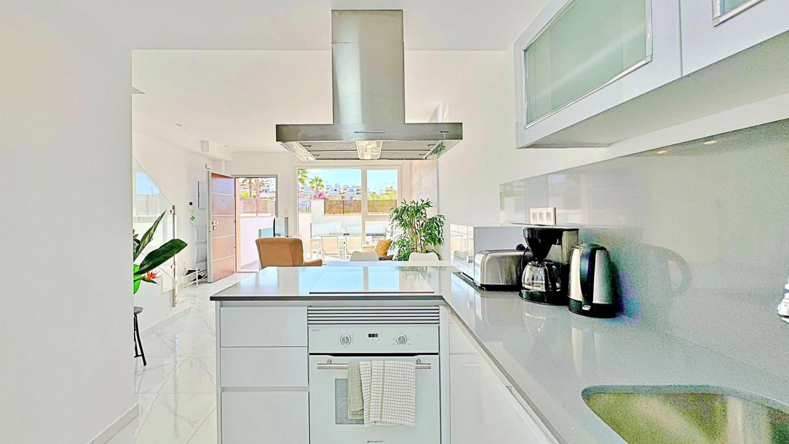 BUNGALOW EN LOS BALCONES CON ENORME SOLARIUM. 3 DORM. 3 BAÑOS. 113 M2 SUPERFICIE. PISCINA COMUNITARIA.