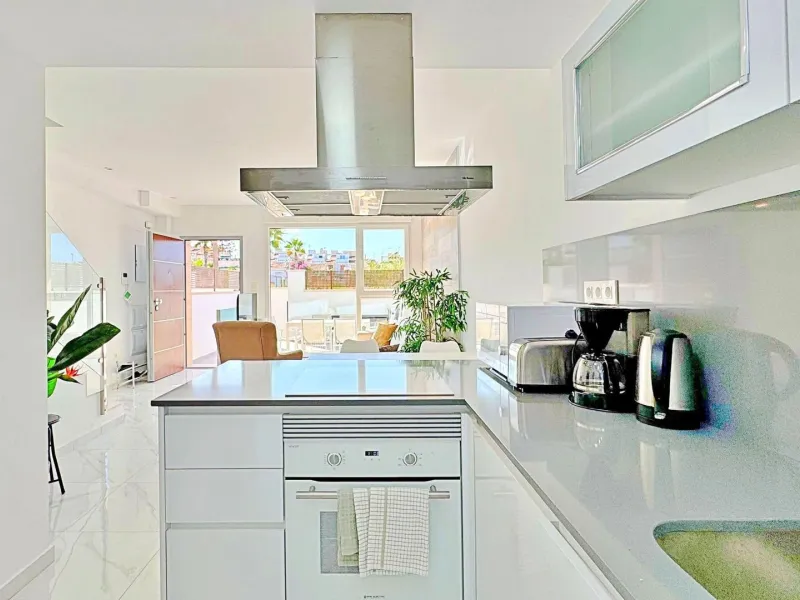 BUNGALOW EN LOS BALCONES CON ENORME SOLARIUM. 3 DORM. 3 BAÑOS. 113 M2 SUPERFICIE. PISCINA COMUNITARIA.