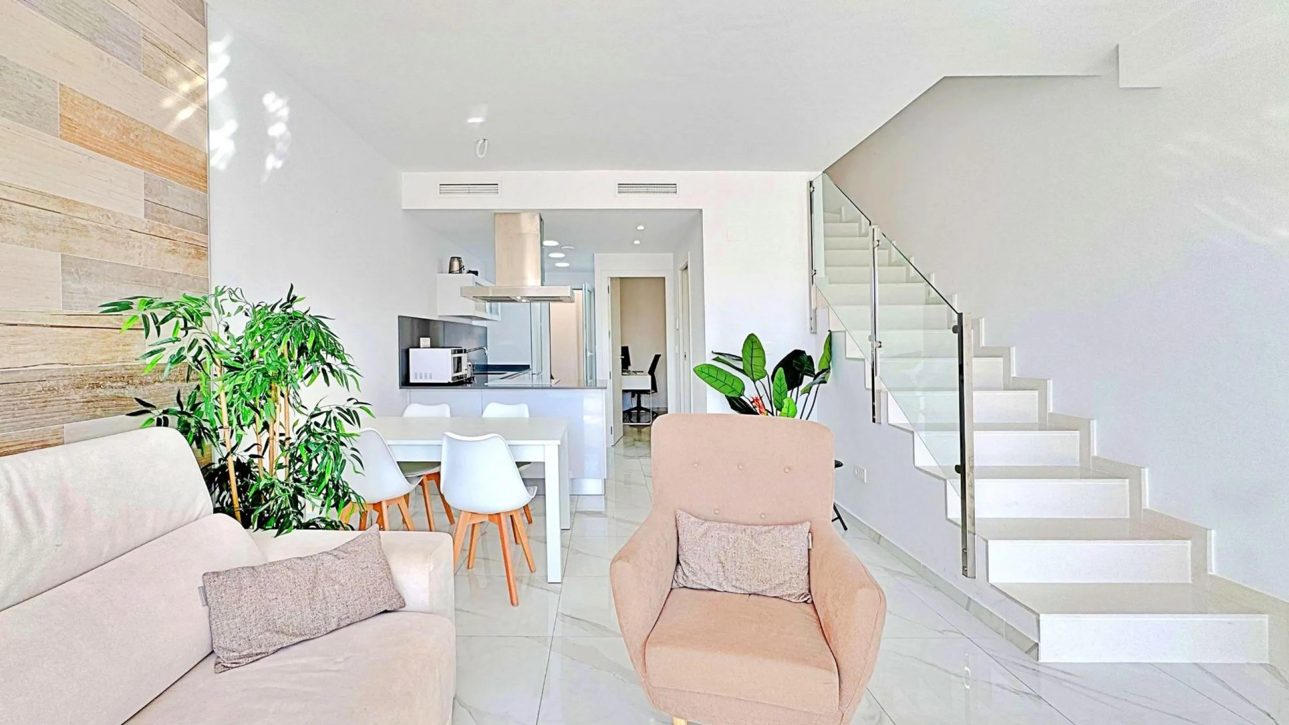 BUNGALOW EN LOS BALCONES CON ENORME SOLARIUM. 3 DORM. 3 BAÑOS. 113 M2 SUPERFICIE. PISCINA COMUNITARIA.
