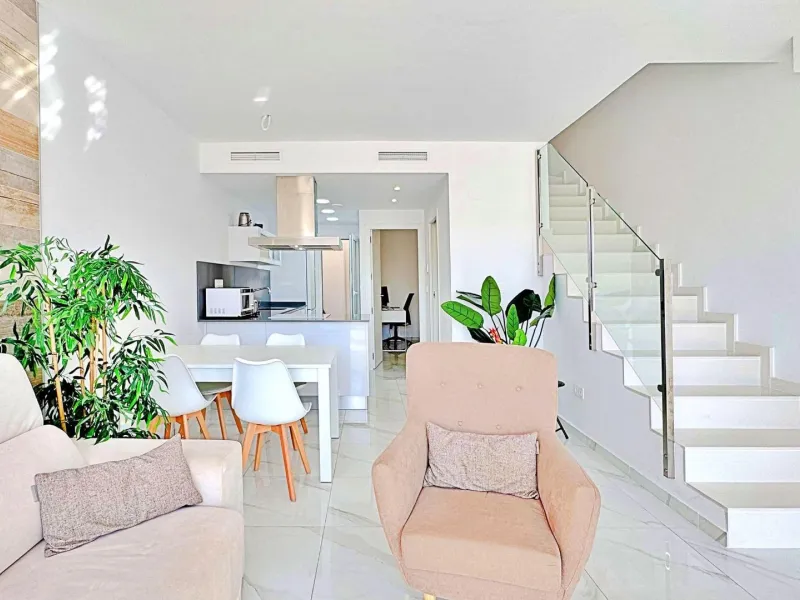 BUNGALOW EN LOS BALCONES CON ENORME SOLARIUM. 3 DORM. 3 BAÑOS. 113 M2 SUPERFICIE. PISCINA COMUNITARIA.