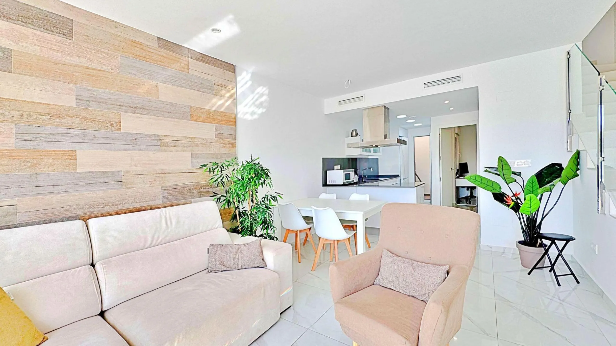 BUNGALOW EN LOS BALCONES CON ENORME SOLARIUM. 3 DORM. 3 BAÑOS. 113 M2 SUPERFICIE. PISCINA COMUNITARIA.