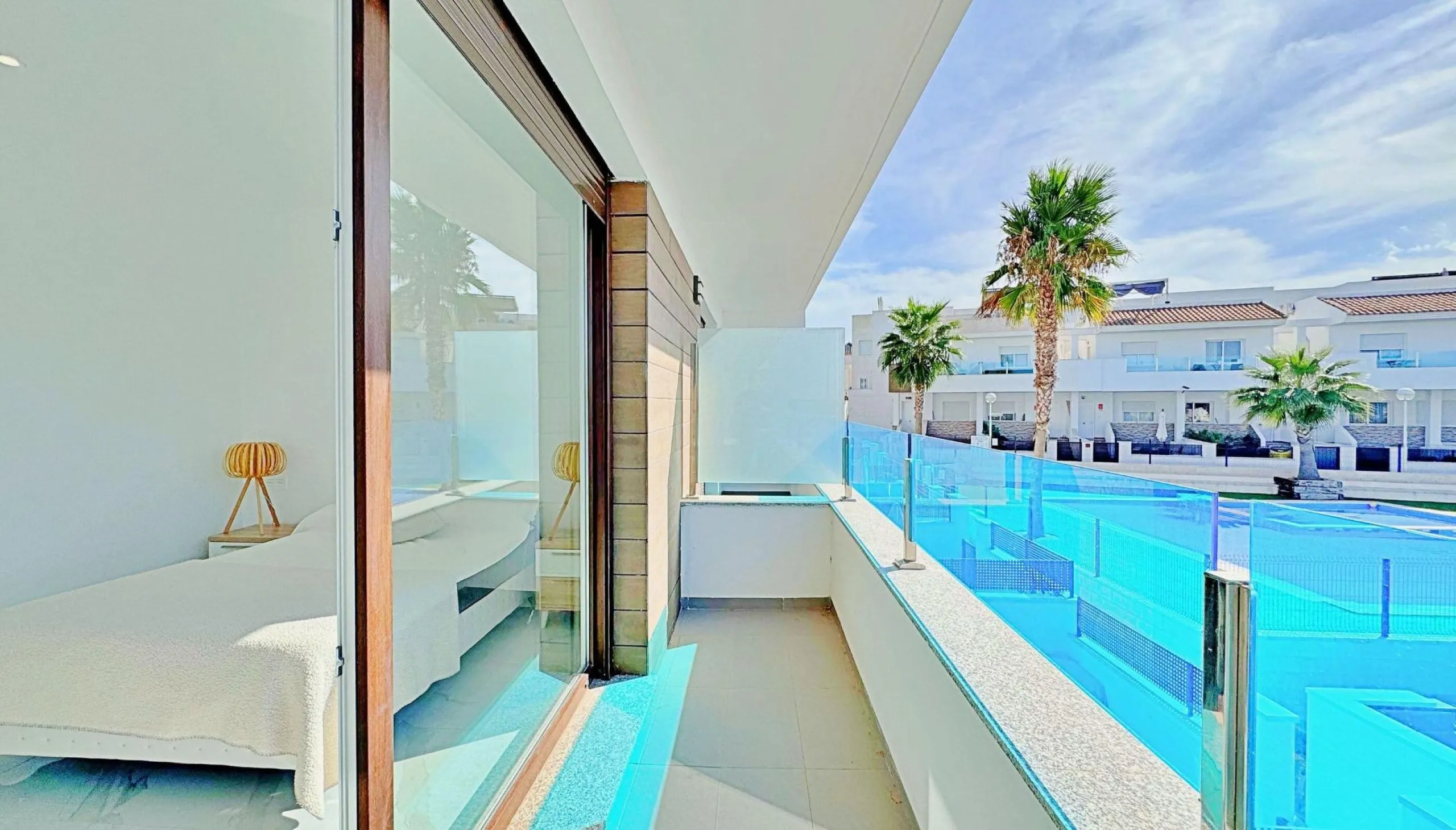 BUNGALOW EN LOS BALCONES CON ENORME SOLARIUM. 3 DORM. 3 BAÑOS. 113 M2 SUPERFICIE. PISCINA COMUNITARIA.