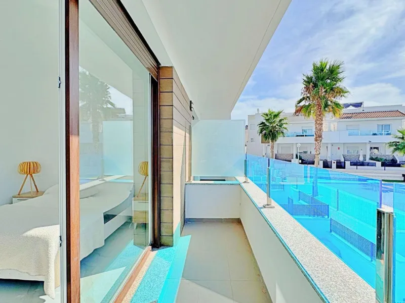 BUNGALOW EN LOS BALCONES CON ENORME SOLARIUM. 3 DORM. 3 BAÑOS. 113 M2 SUPERFICIE. PISCINA COMUNITARIA.