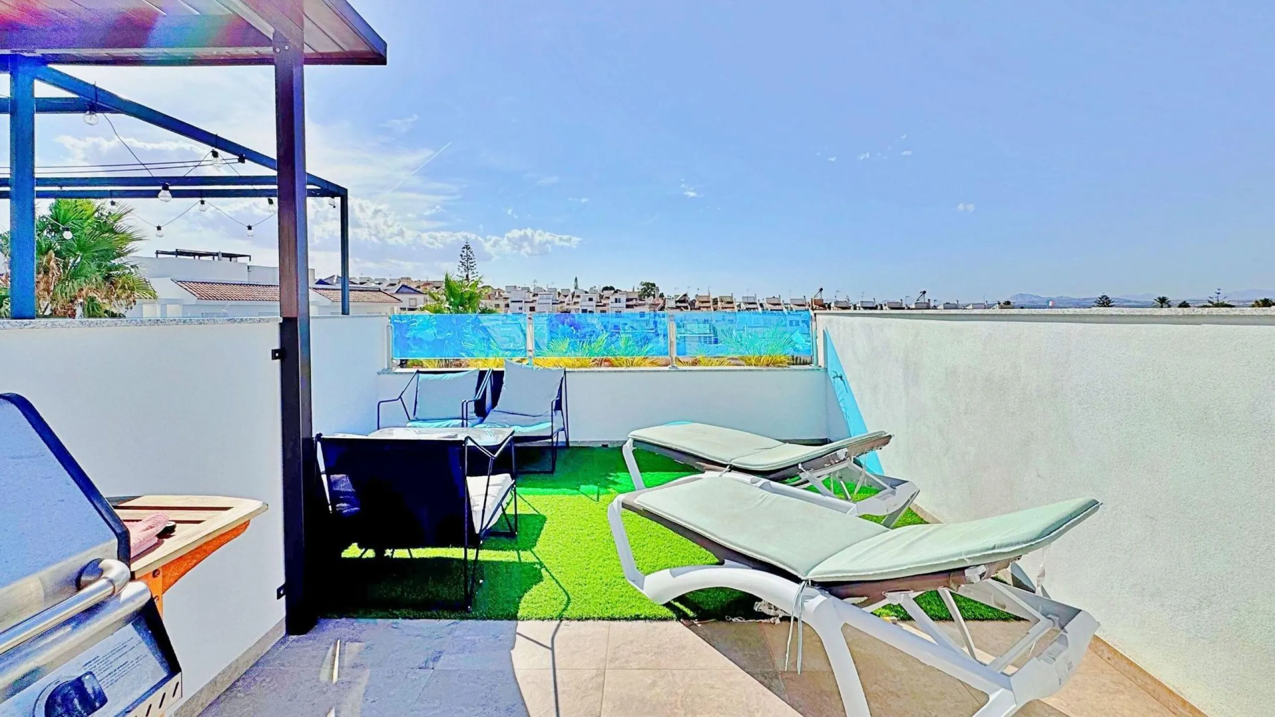 BUNGALOW EN LOS BALCONES CON ENORME SOLARIUM. 3 DORM. 3 BAÑOS. 113 M2 SUPERFICIE. PISCINA COMUNITARIA.