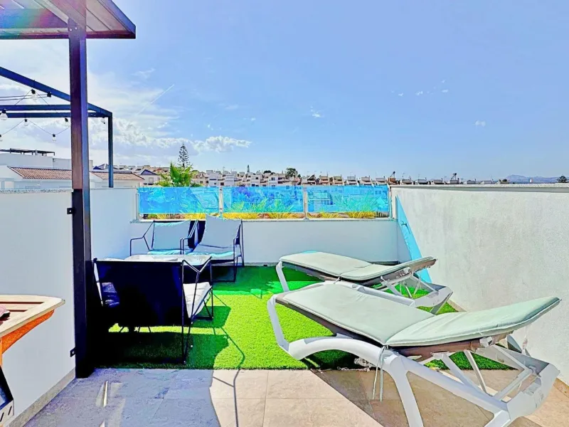 BUNGALOW EN LOS BALCONES CON ENORME SOLARIUM. 3 DORM. 3 BAÑOS. 113 M2 SUPERFICIE. PISCINA COMUNITARIA.