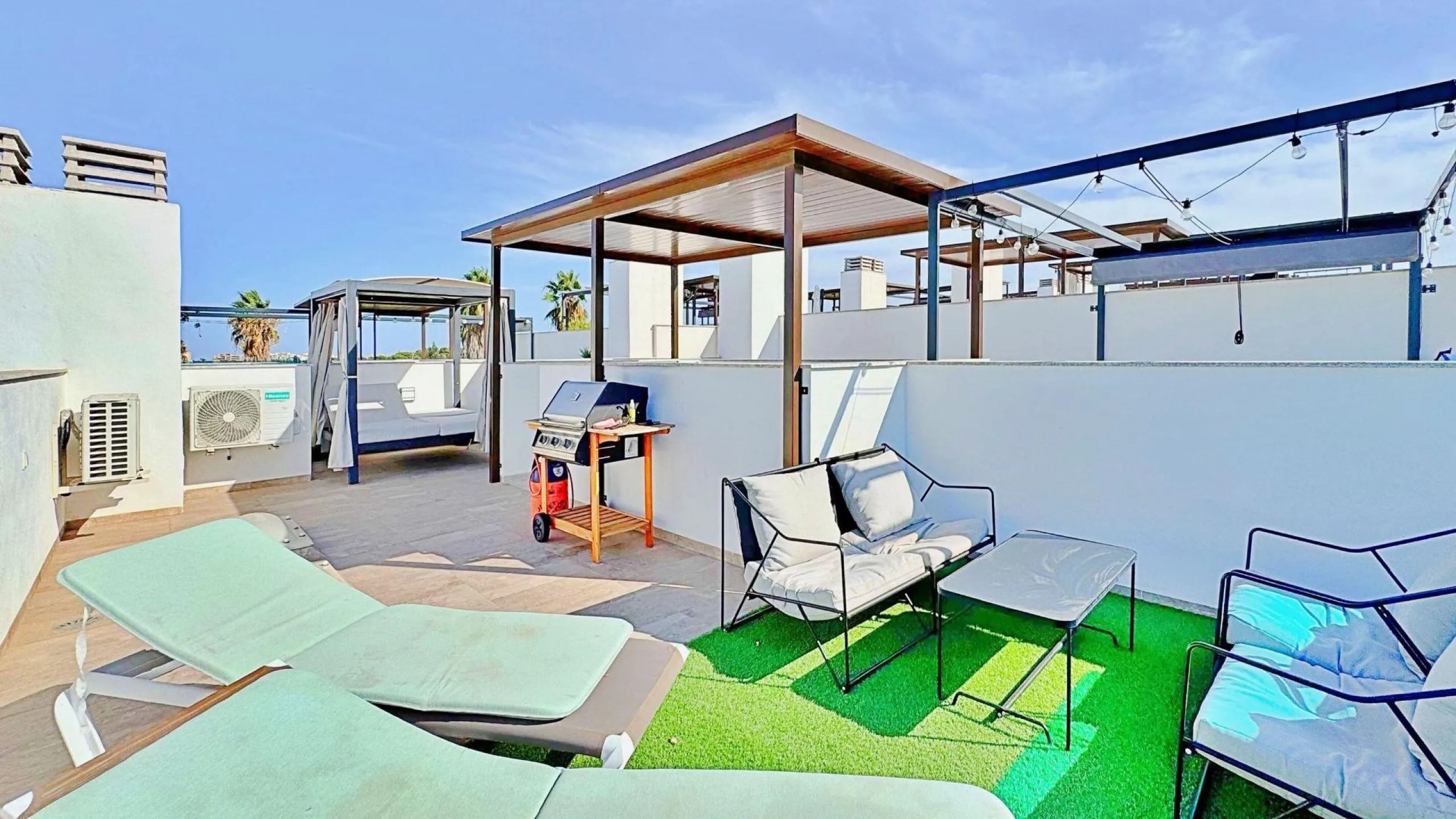 BUNGALOW EN LOS BALCONES CON ENORME SOLARIUM. 3 DORM. 3 BAÑOS. 113 M2 SUPERFICIE. PISCINA COMUNITARIA.