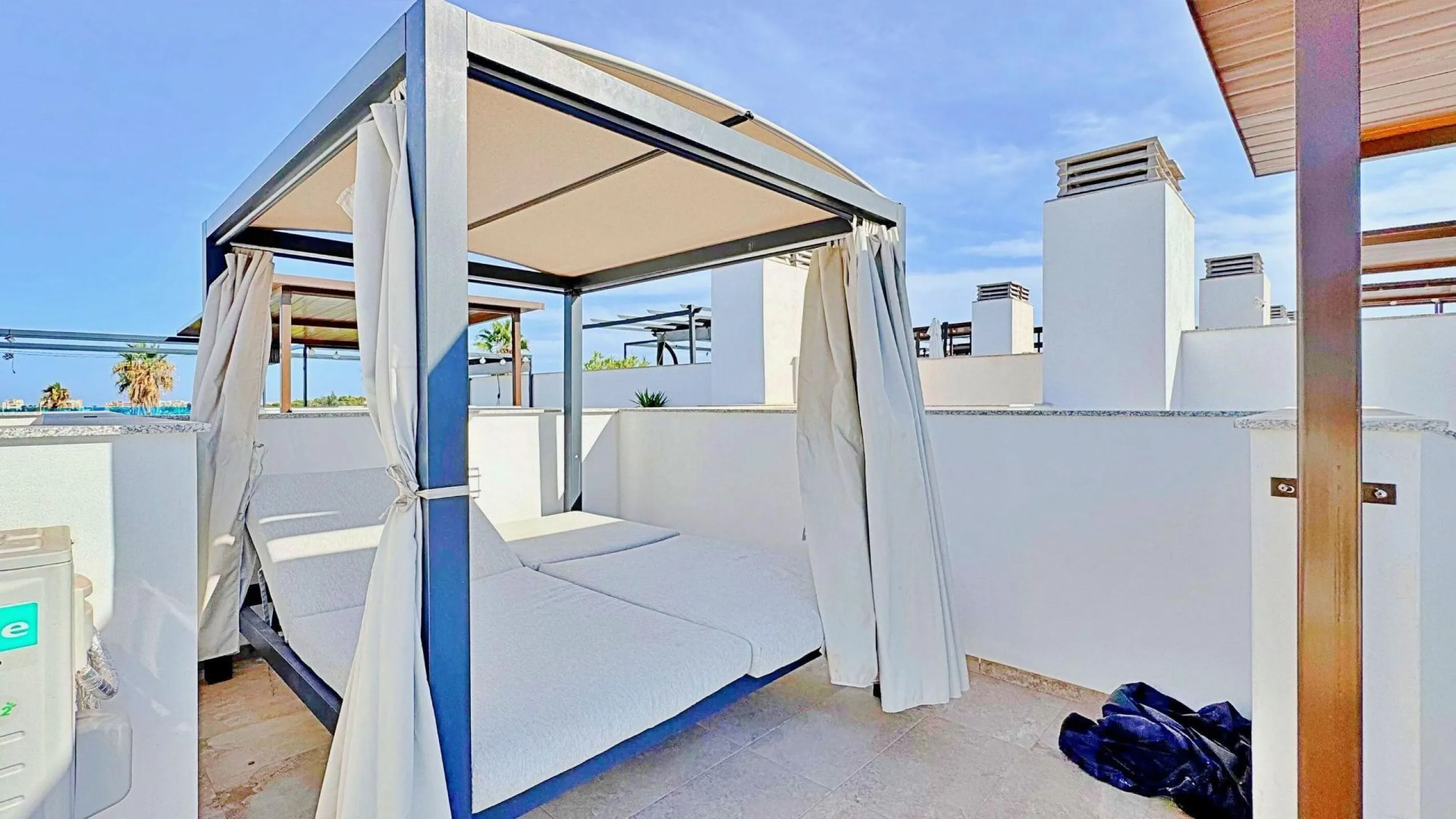 BUNGALOW EN LOS BALCONES CON ENORME SOLARIUM. 3 DORM. 3 BAÑOS. 113 M2 SUPERFICIE. PISCINA COMUNITARIA.